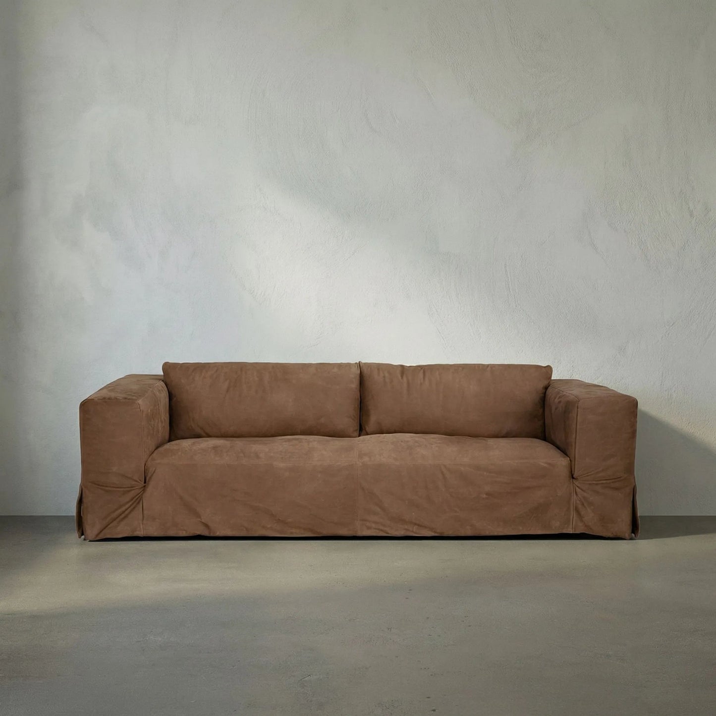 007 SI-2440901 | Lifestyle | Plato Sofa by Noir in orris brown. Made from leather in a traditional style.