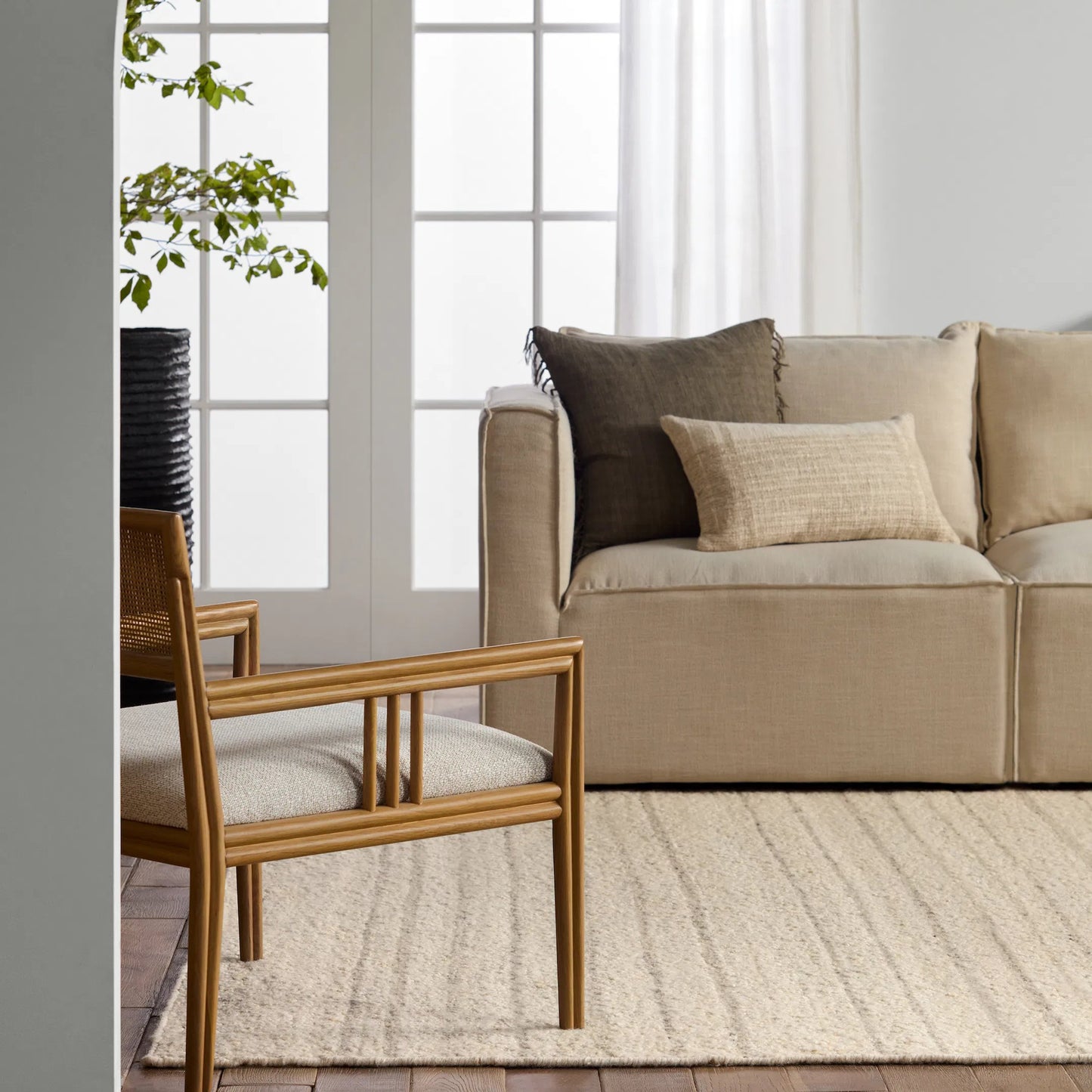 007 SI-2123611,SI-2123612,SI-2123613,SI-2123614 | Lifestyle | Leona LEO09 Rug by Jaipur Living in cream, grey. Made from 100% wool in a unique style.