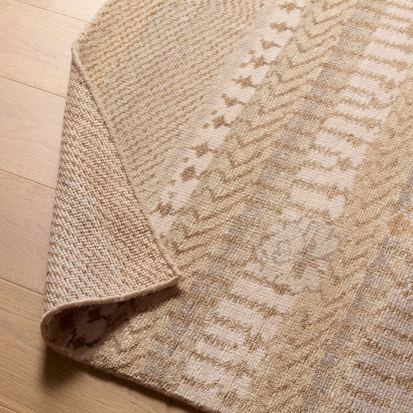 007 SI-2531318,SI-2531319,SI-2531320,SI-2531321,SI-2531323 | Closeup | Liberty LIB16 Rug by Jaipur Living in yellow, gold, tan, beige. Made from 100% wool in a unique style.