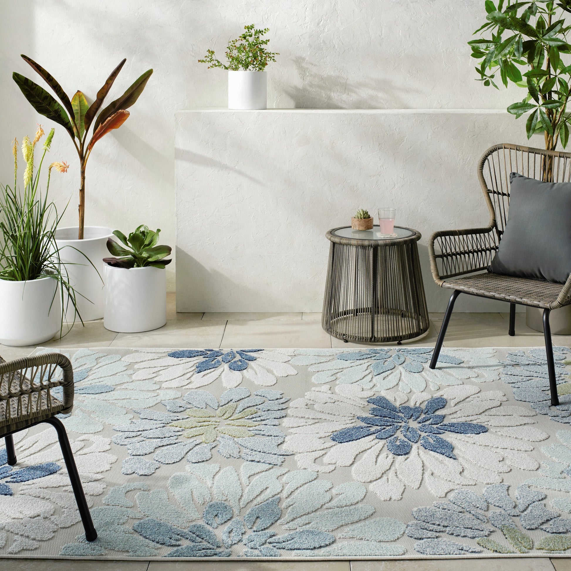 Lakeside Rug - 500174 by Livabliss. Made from face: 100% polypropylene, warp: 100% polypropylene in a unique style.
