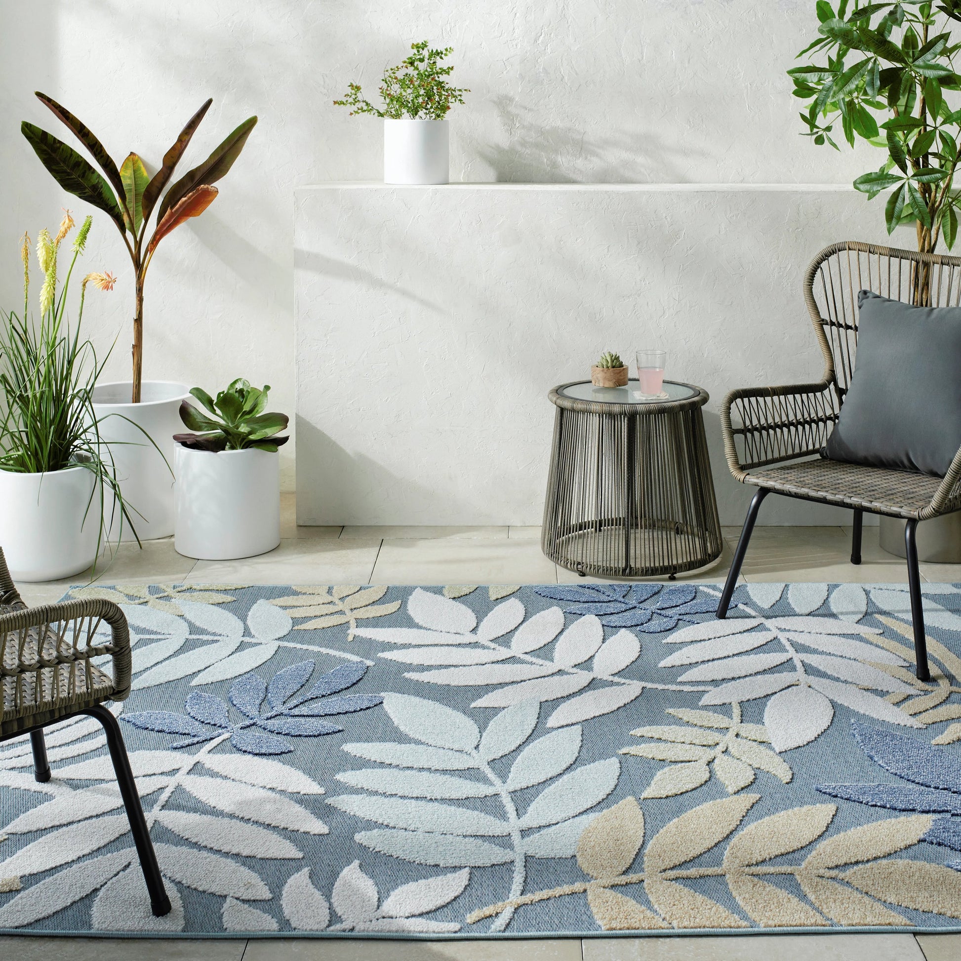 Lakeside Rug - 500213 by Livabliss. Made from face: 100% polypropylene, warp: 100% polypropylene in a unique style.