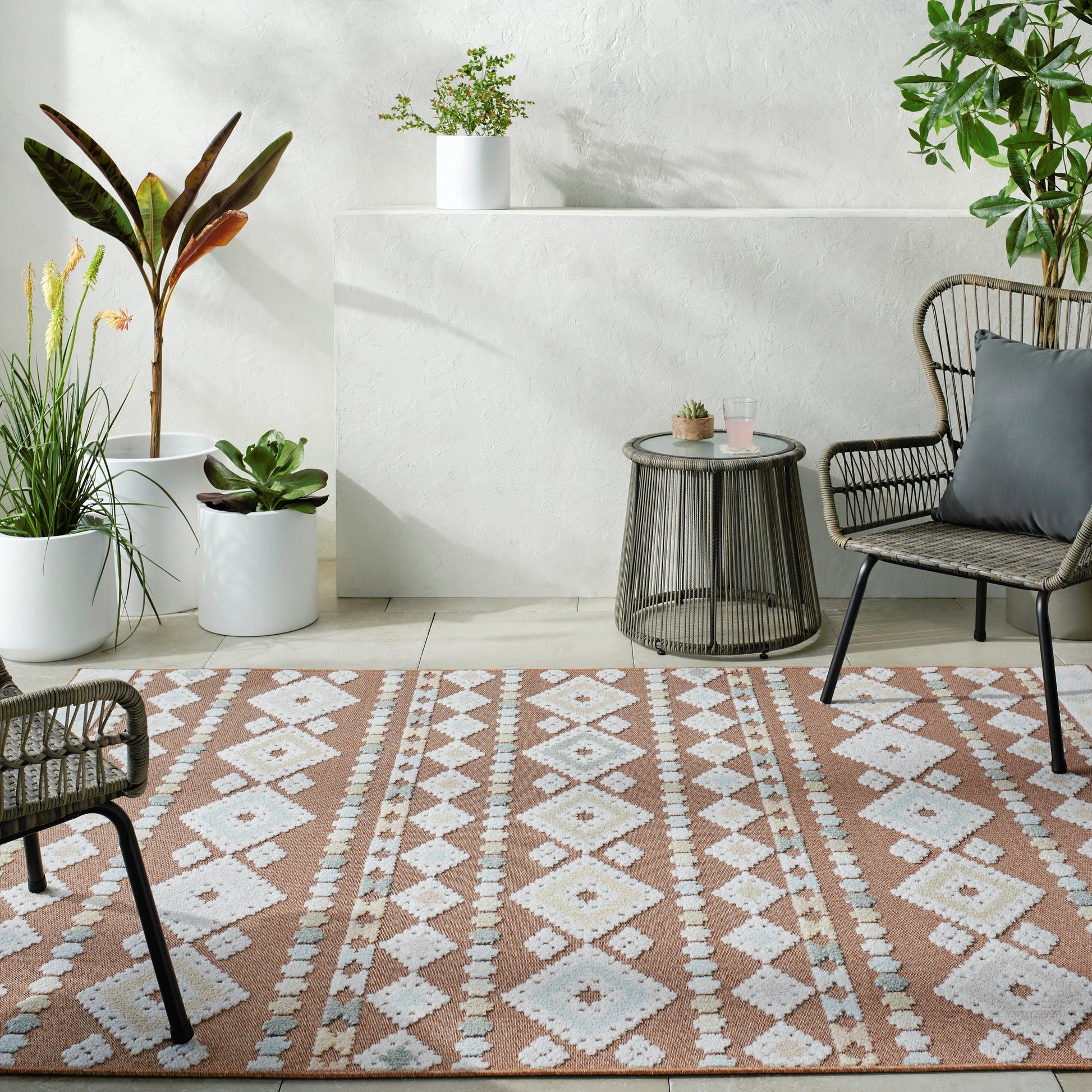 Lakeside Rug - 500271 by Livabliss. Made from face: 100% polypropylene, warp: 100% polypropylene in a unique style.