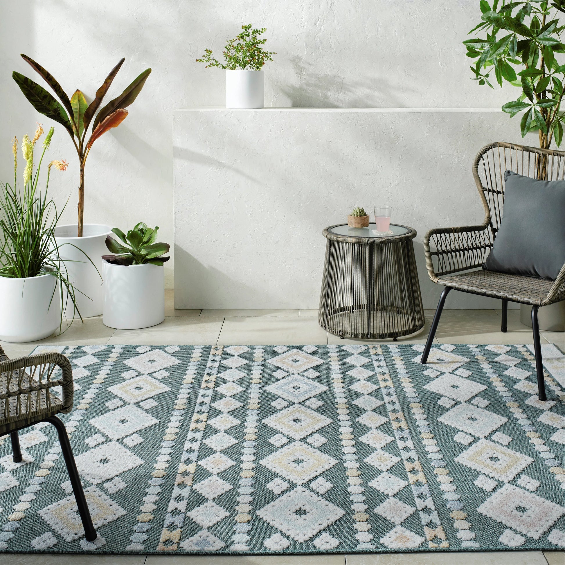 Lakeside Rug - 500271 by Livabliss. Made from face: 100% polypropylene, warp: 100% polypropylene in a unique style.