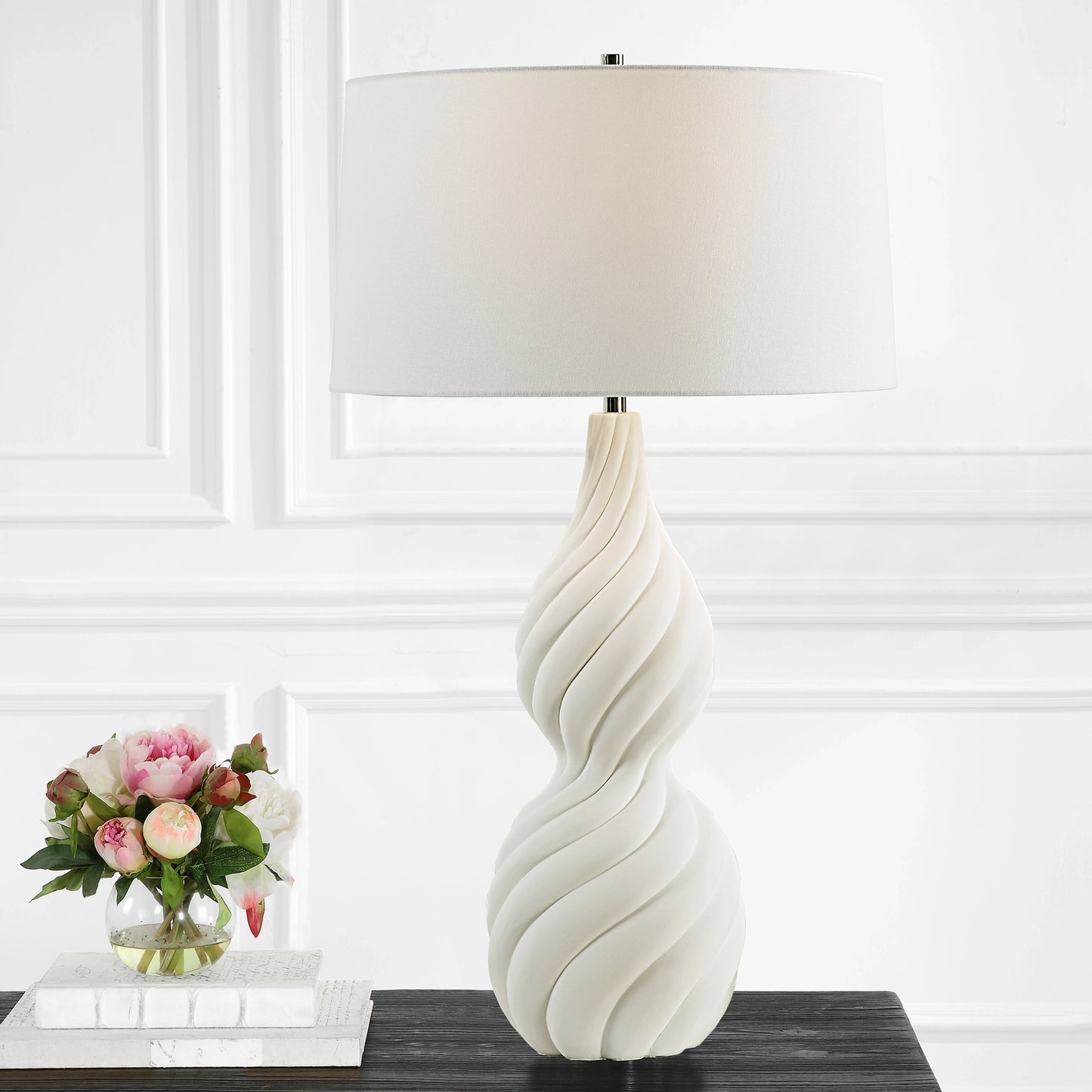 005 SI-2108120 | Lifestyle | Twisted Swirl Table Lamp by Uttermost in chalk white, nickel. Made from ceramic, iron, fabric in a modern style.