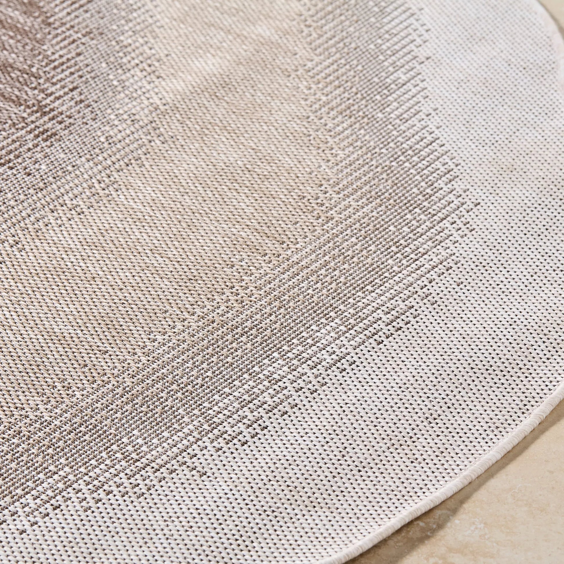 Miami Beach MBH-2315 Indoor/Outdoor Rug by Livabliss. Made from polypropylene in a unique style.