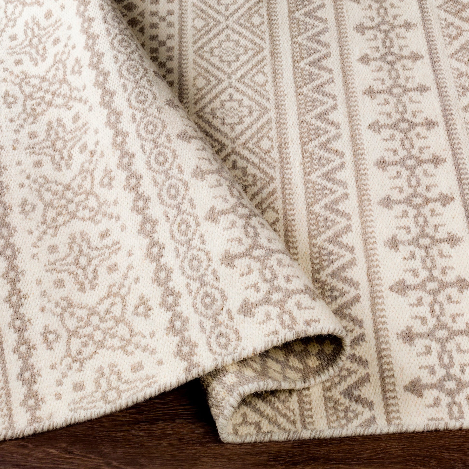 Mardin Rug by Surya. Made from 100% wool in a modern style.