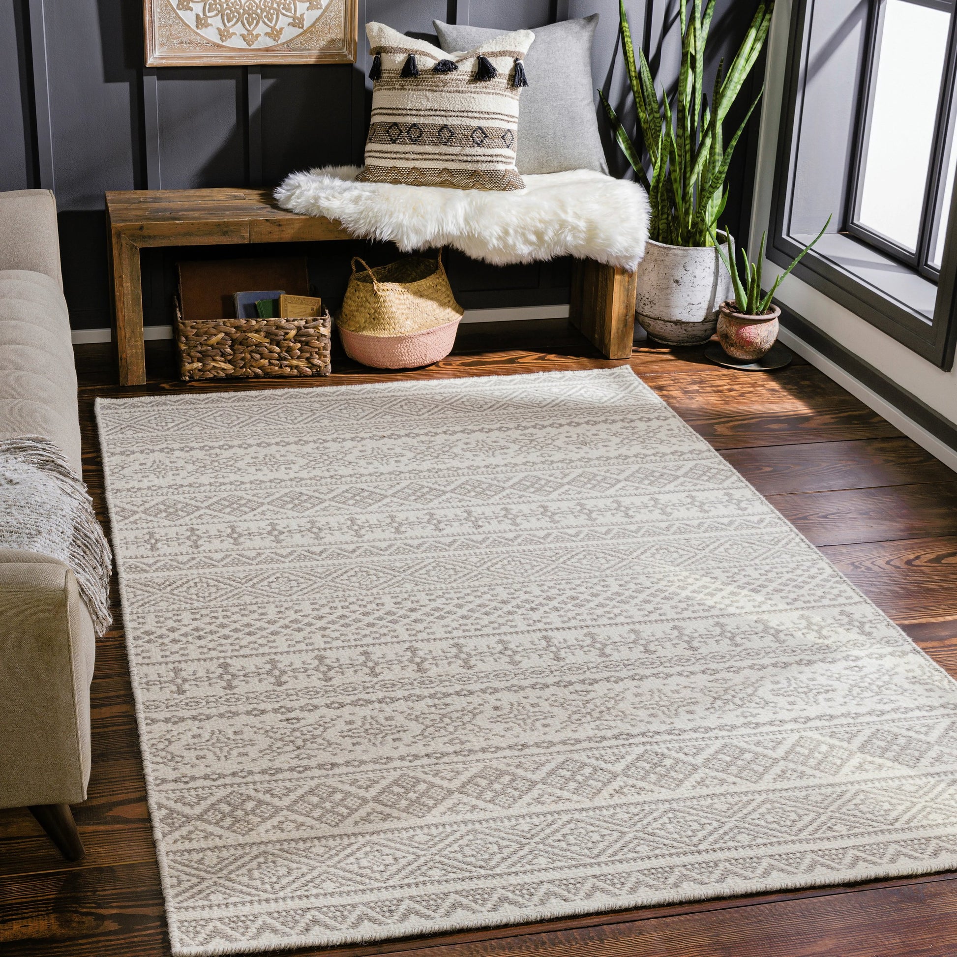 Mardin Rug by Surya. Made from 100% wool in a modern style.