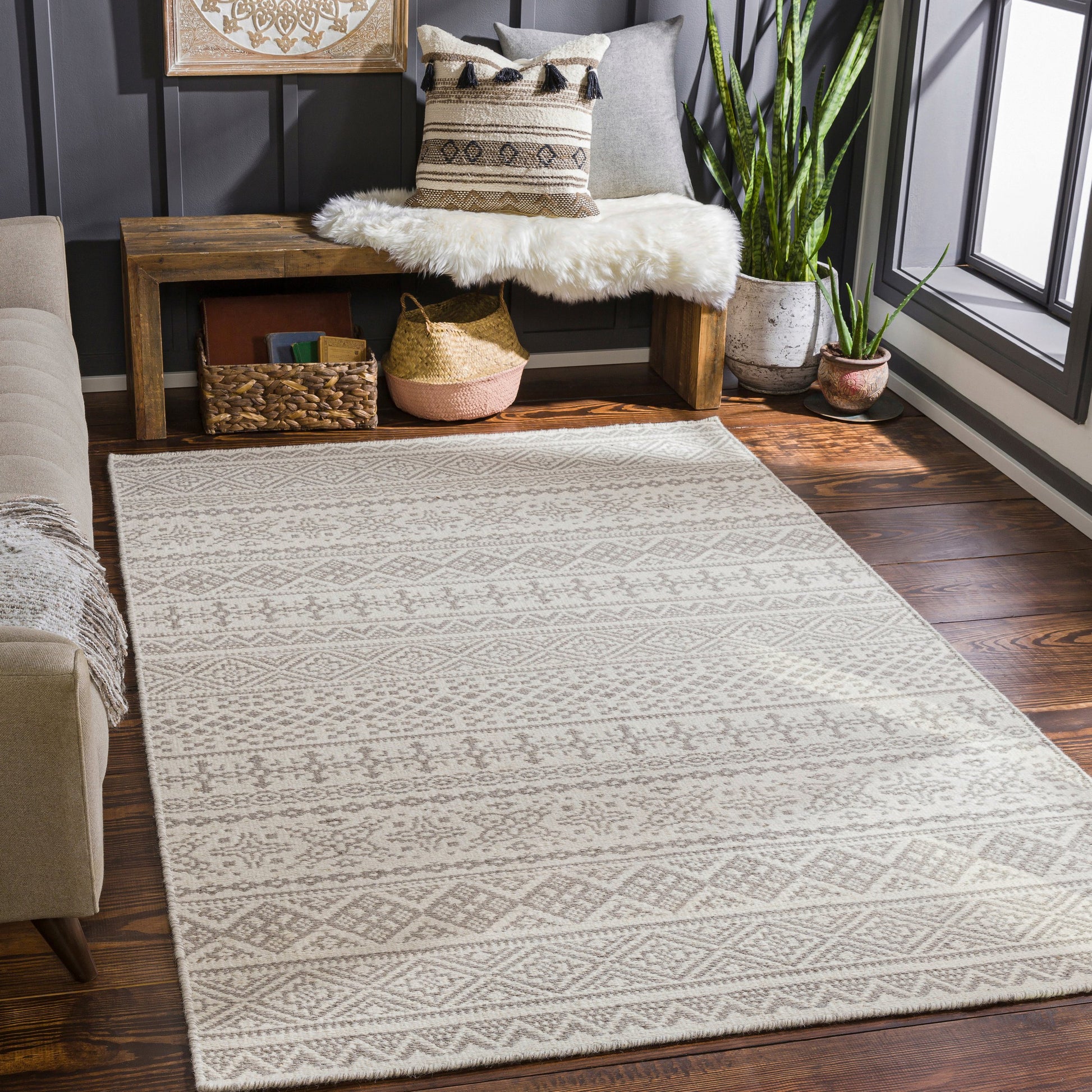 Mardin Rug by Surya. Made from 100% wool in a modern style.