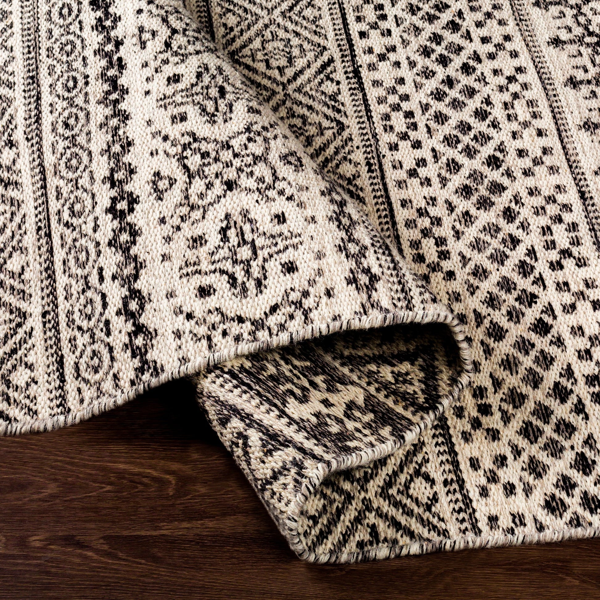 Mardin Rug by Surya. Made from 100% wool in a modern style.