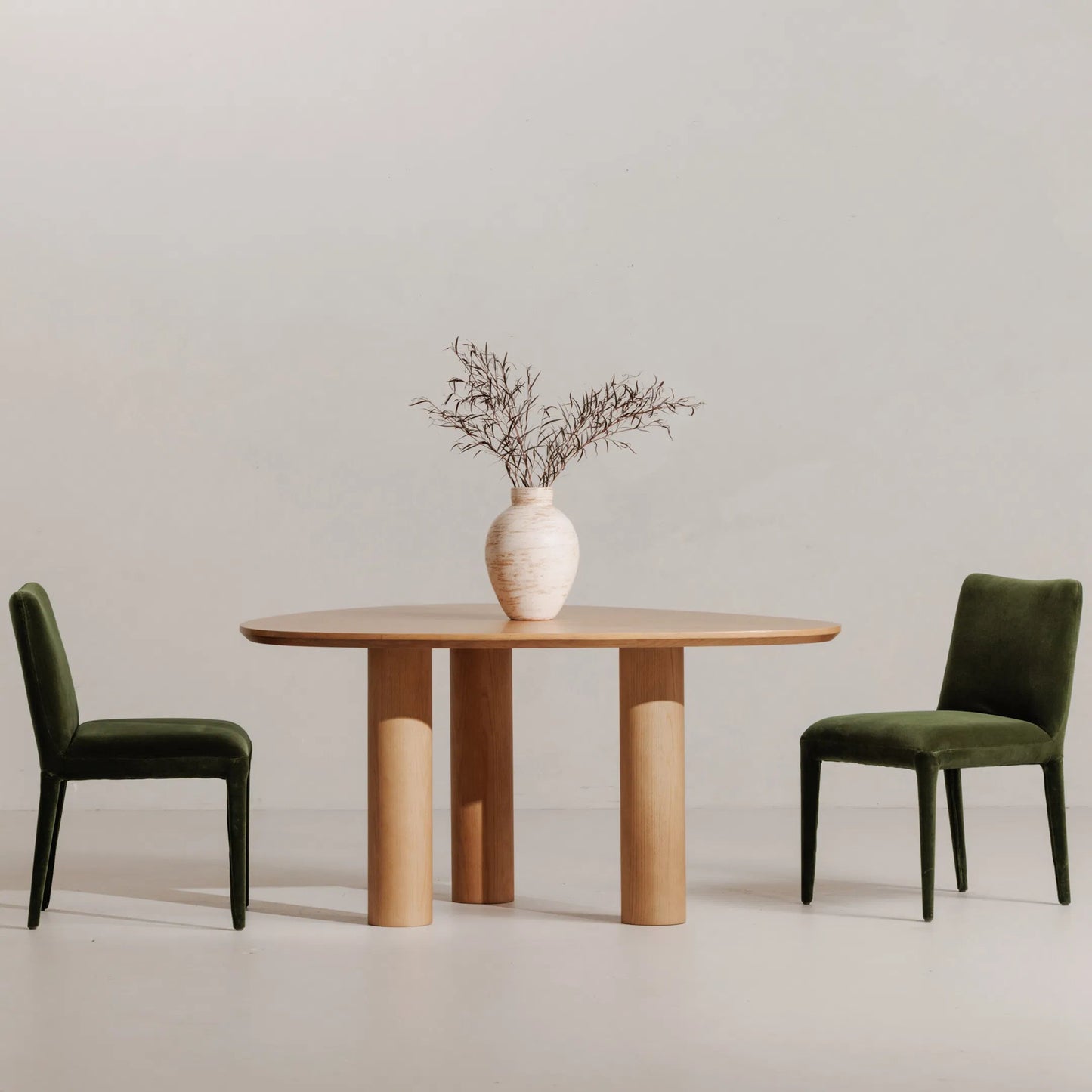 011 SI-2253629 | Lifestyle | Calla Dining Chair Velvet (Set of 2) by Moe's Home Collection in green velvet. Made from upholstery: 100% polyester, ash wood frame, rubber wood legs, foam in a eclectic & global style.