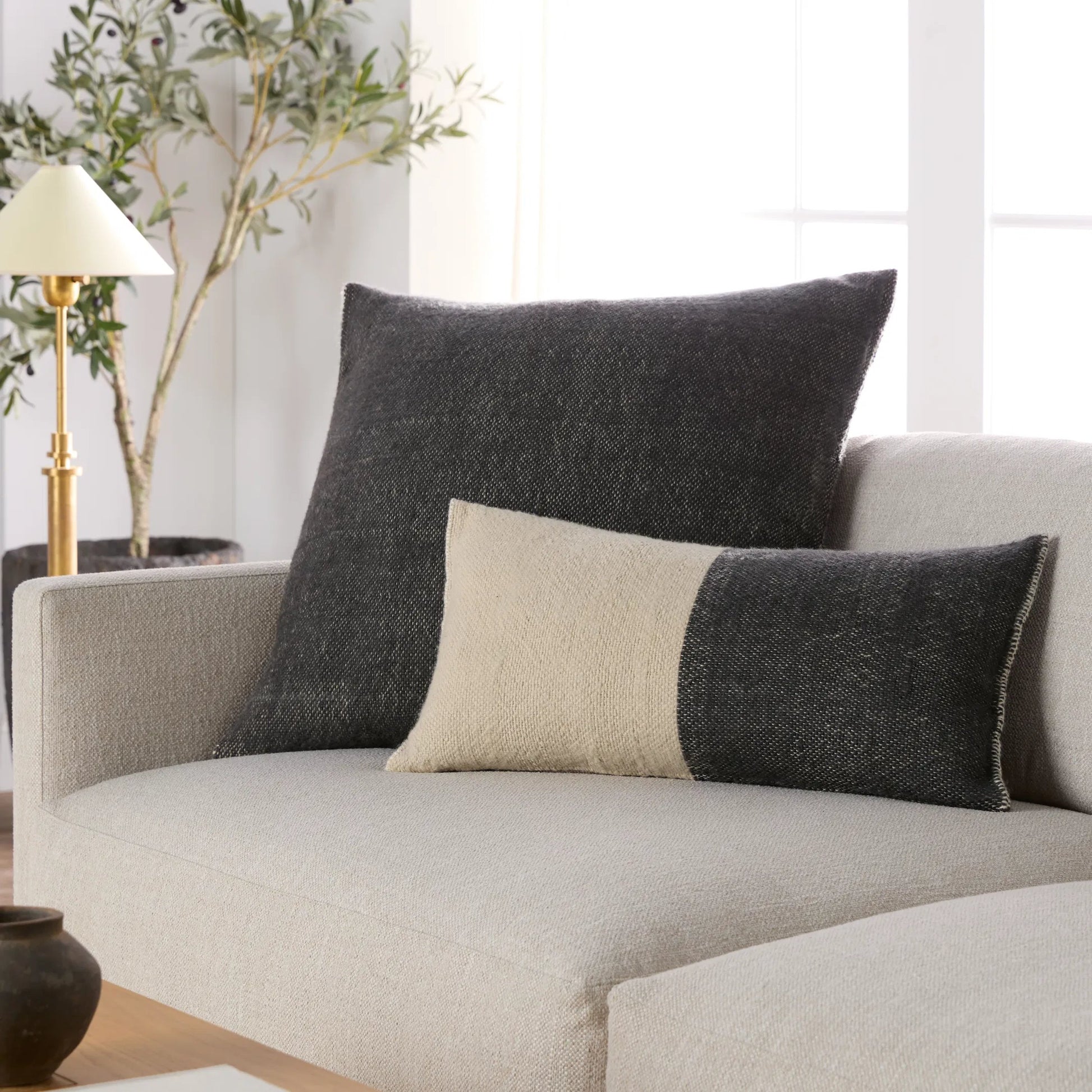 Margosa MGP11 Pillow by Jaipur Living. Made from 100% wool in a cottage & farmhouse style.