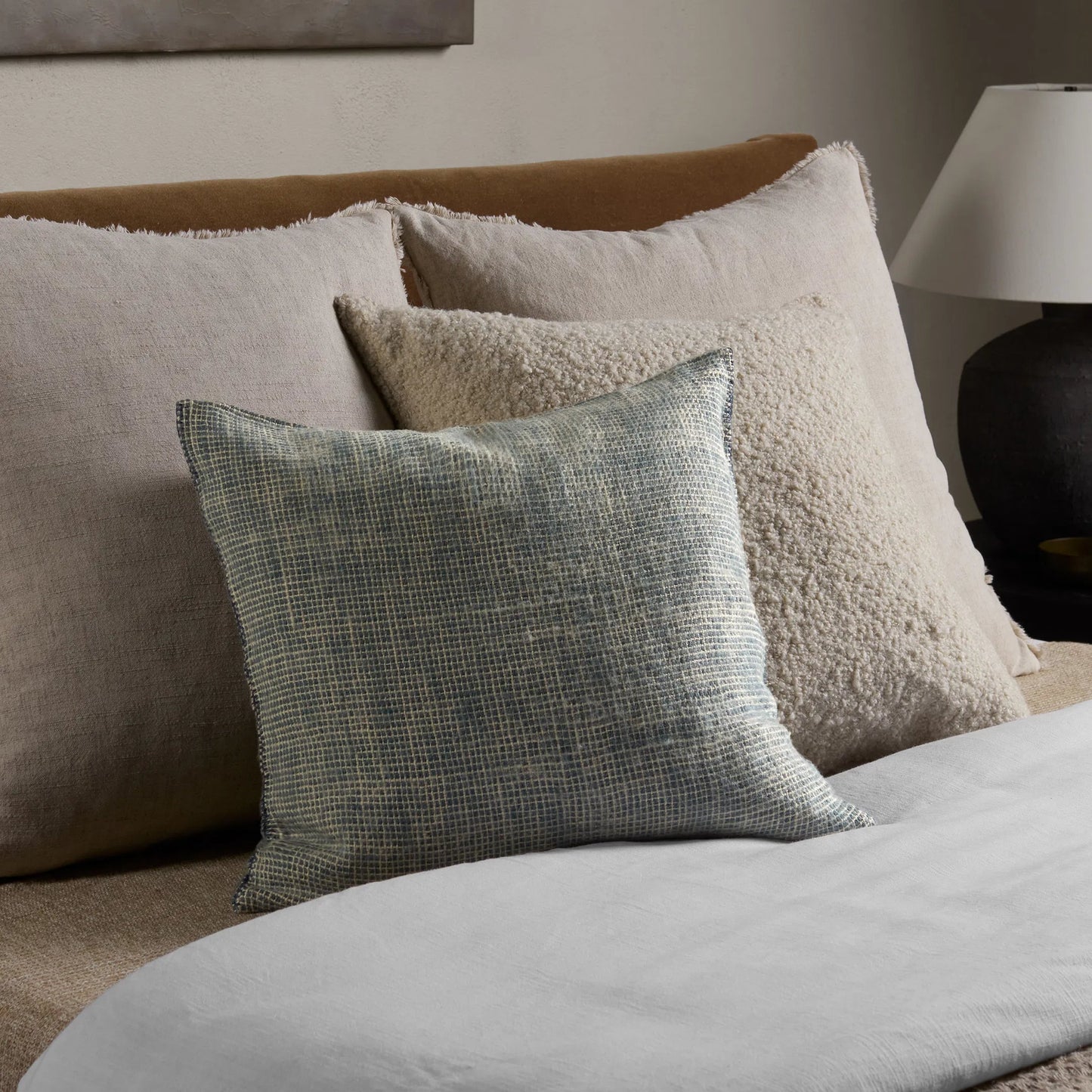 010 SI-2123694,SI-2123695 | Lifestyle | Margosa MGP20 Pillow by Jaipur Living. Made from 100% wool in a modern style.