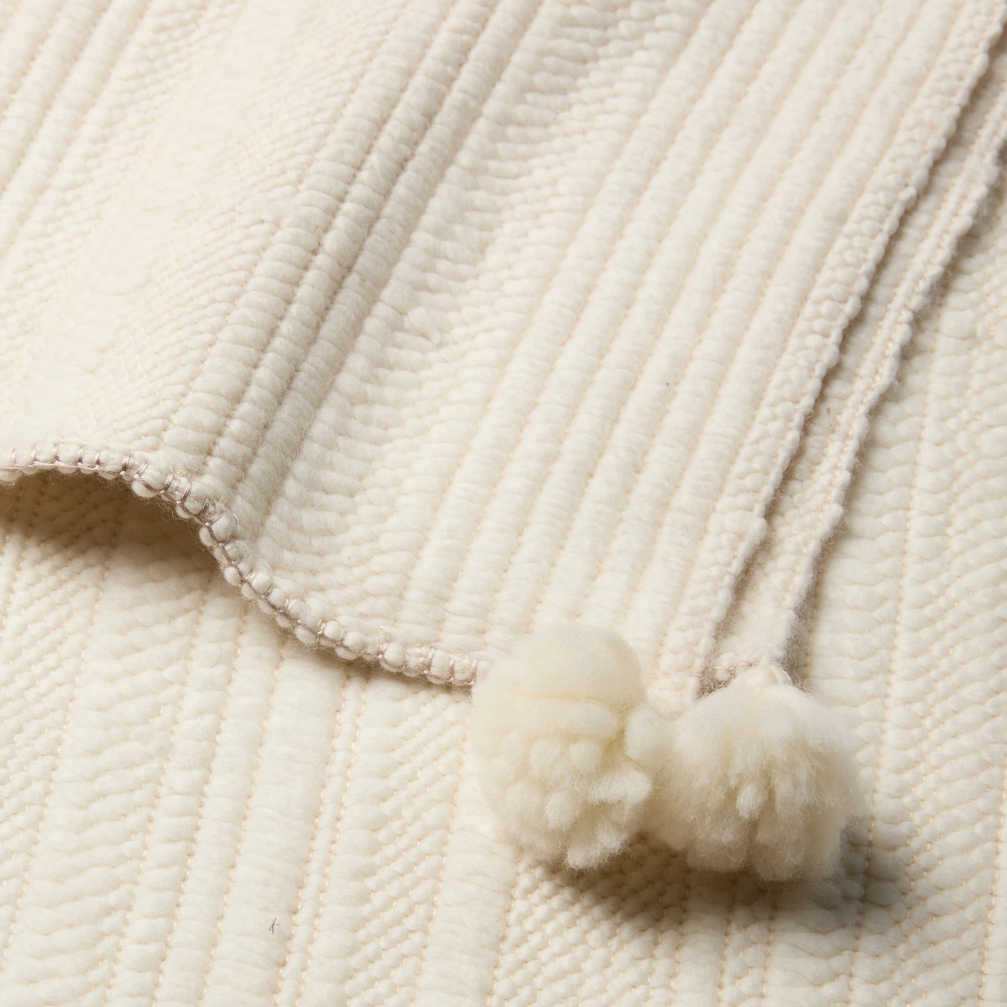003 SI-2123712 | Closeup | Margosa Irimen Throw by Jaipur Living in cream. Made from 80% wool 20% silk in a modern style.