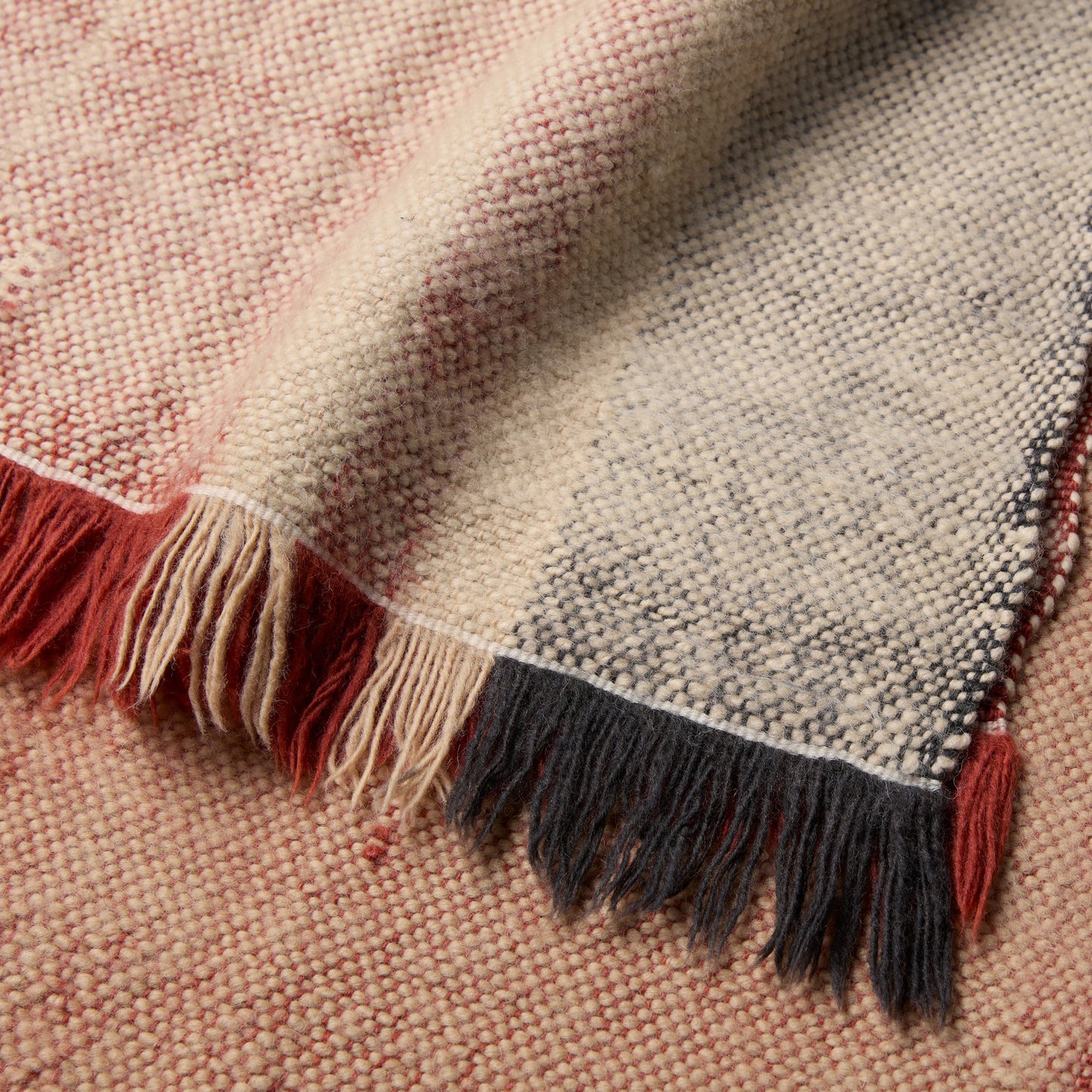 003 SI-2123715 | Closeup | Margosa Siamak Throw by Jaipur Living in tan, red. Made from 100% wool in a modern style.