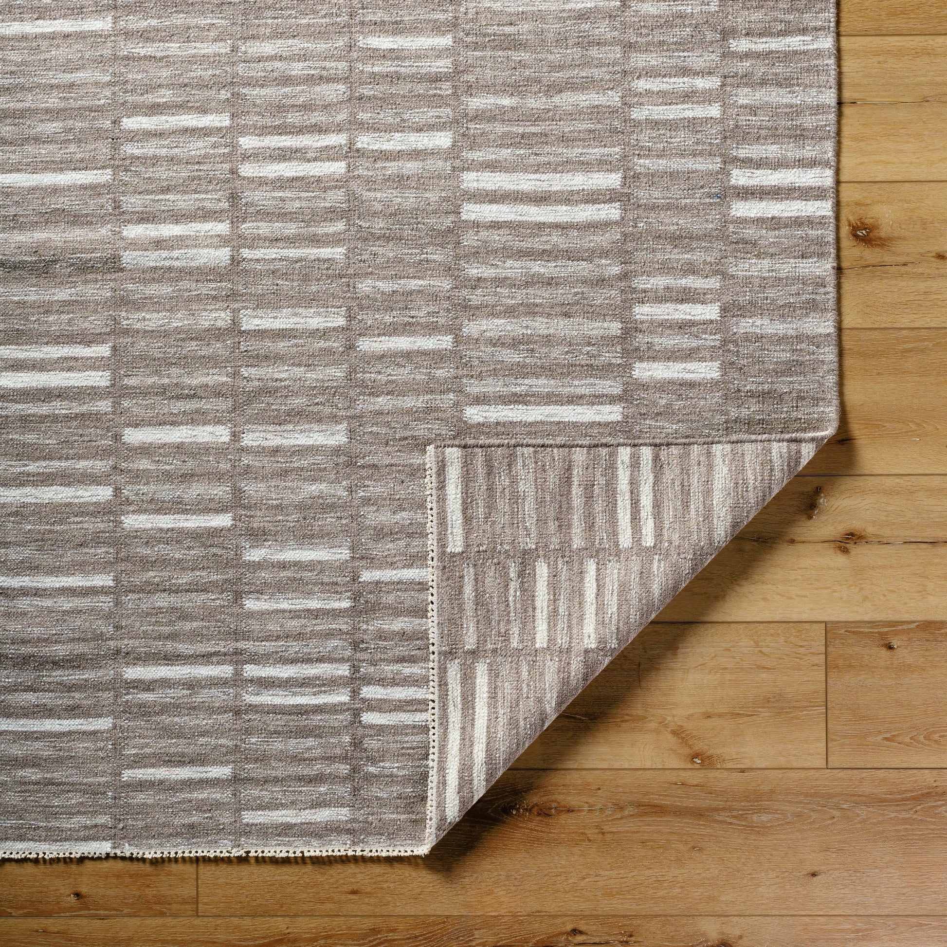 Marseille MLL-2300 Rug by Surya. Made from wool in a unique style.