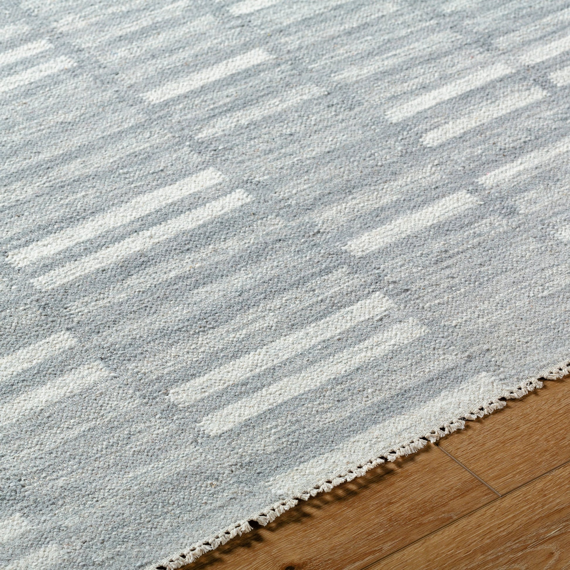 Marseille MLL-2300 Rug by Surya. Made from wool in a unique style.