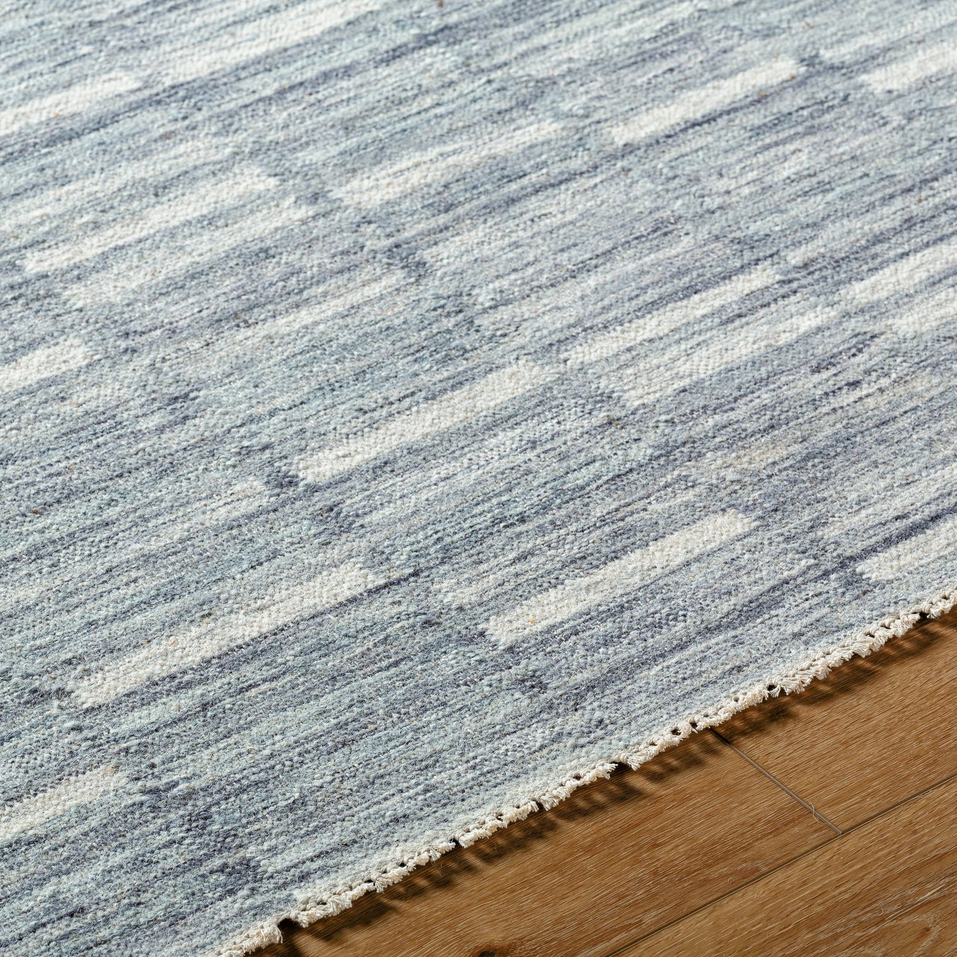 Marseille MLL-2300 Rug by Surya. Made from wool in a unique style.