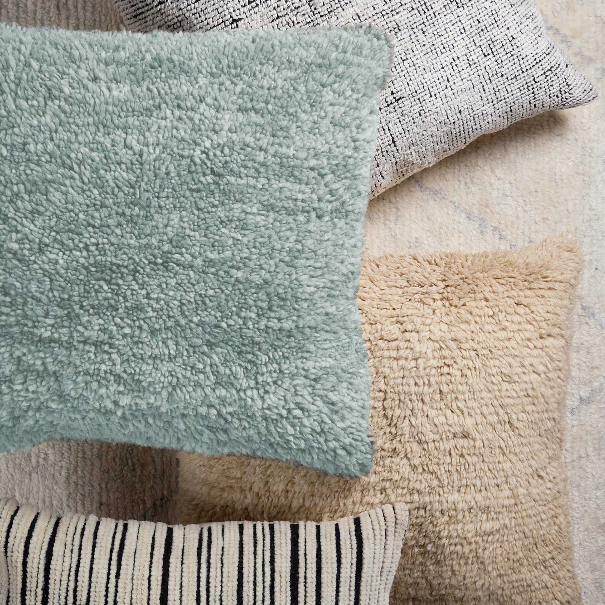 Montane MNT04 Pillow by Jaipur Living. Made from 100% wool in a cottage & farmhouse style.
