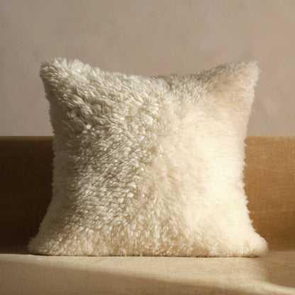 Montane MNT04 Pillow by Jaipur Living. Made from 100% wool in a cottage & farmhouse style.