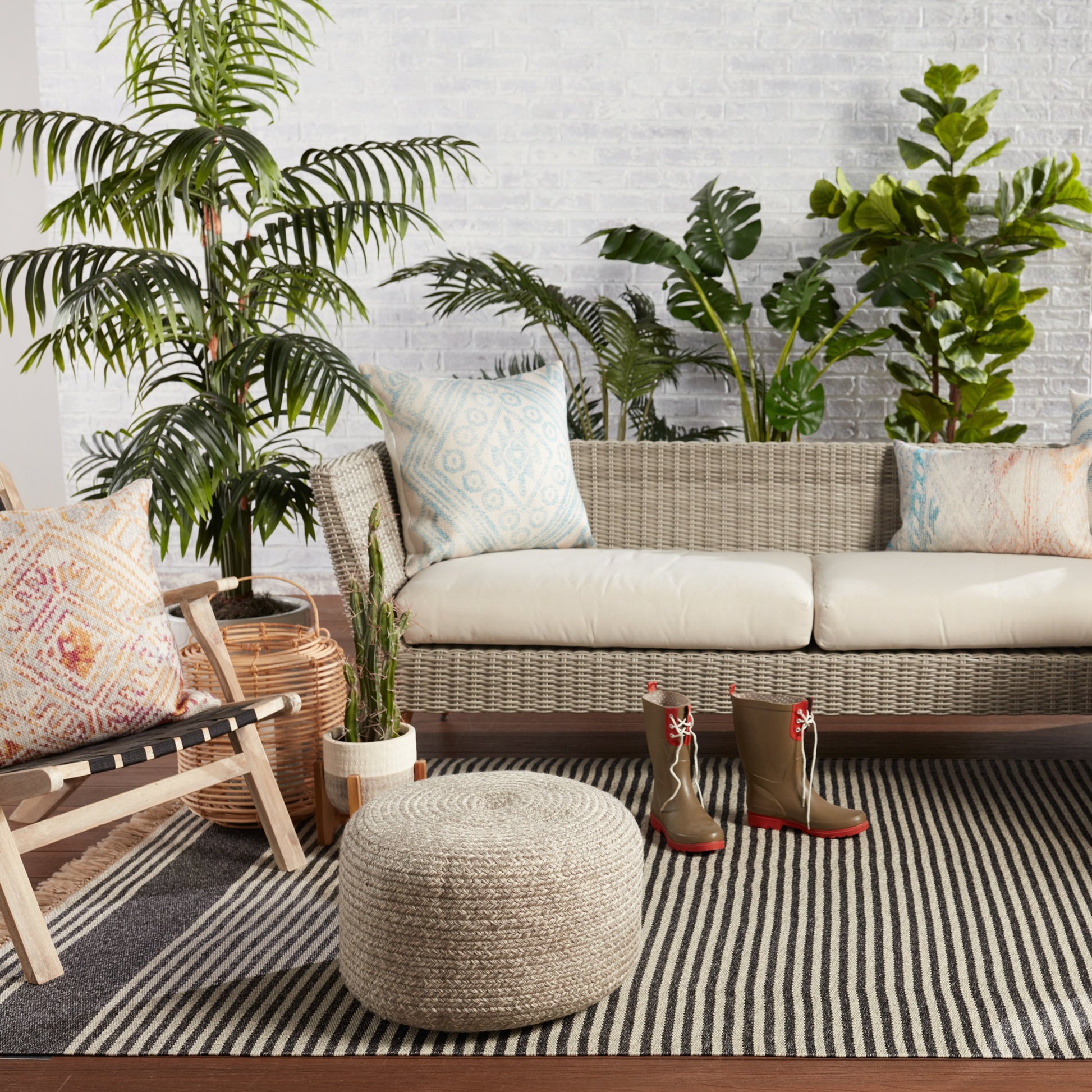 Morro Bay MRB03 Indoor/Outdoor Rug by Jaipur Living. Made from 100% polypropylene in a unique style.