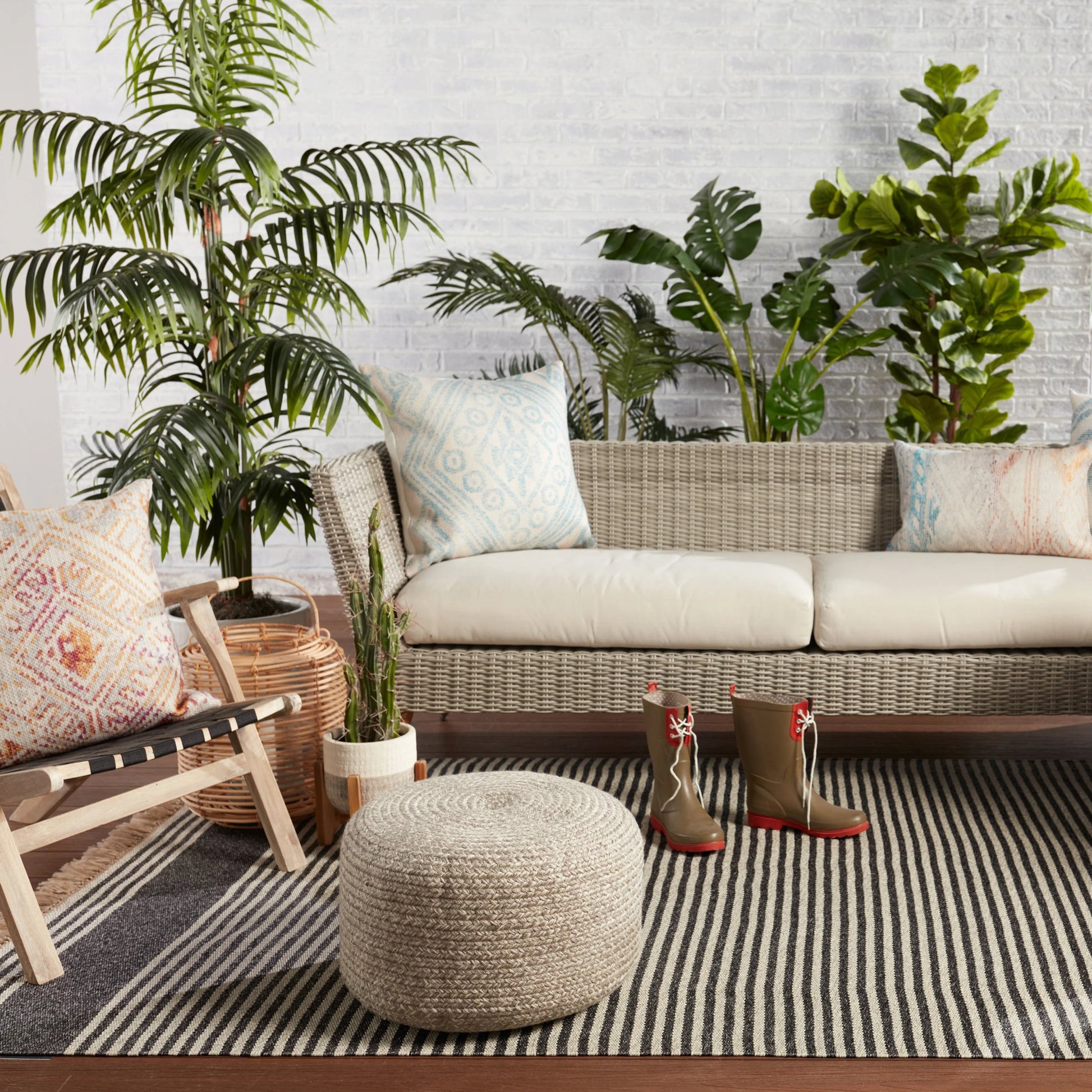 Morro Bay MRB03 Indoor/Outdoor Rug by Jaipur Living. Made from 100% polypropylene in a unique style.