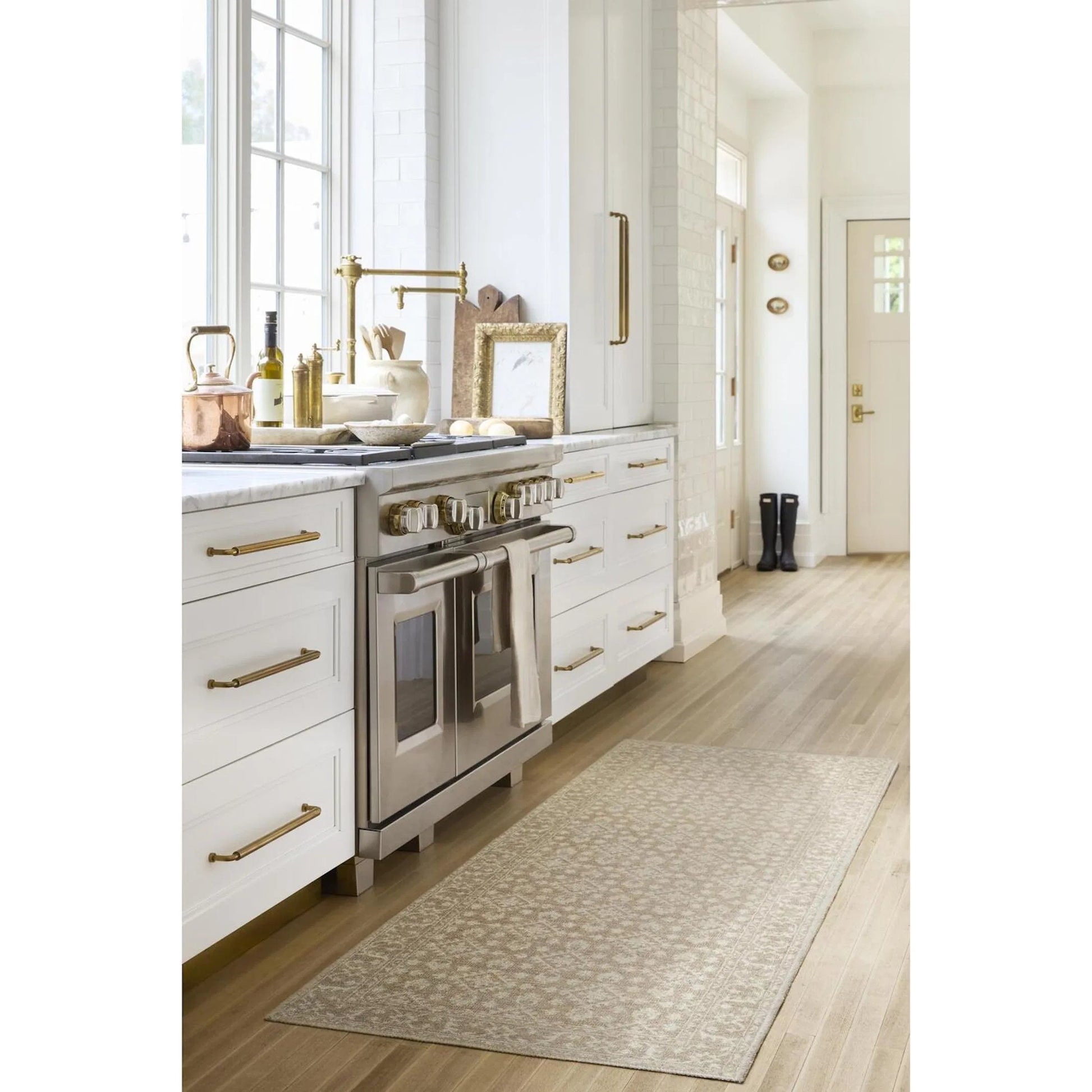 Aram NBAR-2300 Rug by Nabela Noor x Livabliss. Made from polyester in a unique style.
