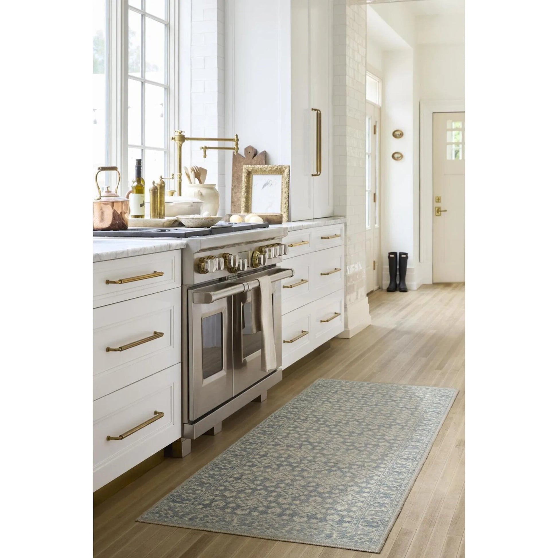 Aram NBAR-2300 Rug by Nabela Noor x Livabliss. Made from polyester in a unique style.