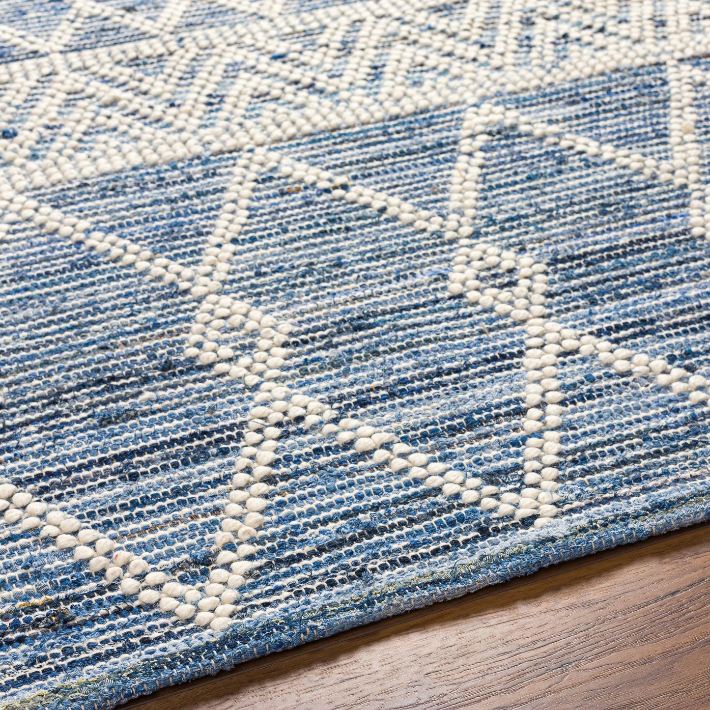 009 SI-1915272,SI-1915273,SI-1915274,SI-1915275,SI-1915276 | Closeup | Nadine Rug by Livabliss in ivory, navy, dark blue. Made from main: 70% cotton, main: 30% wool in a cottage & farmhouse style.