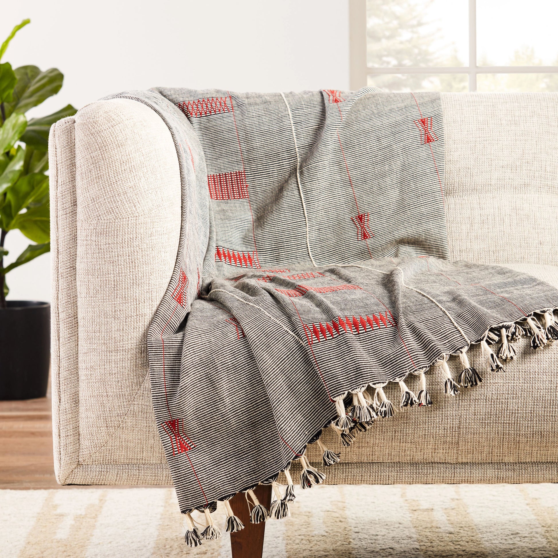 Nagaland Throw NGD07 Throw by Jaipur Living in black, red. Made from 100% cotton in a transitional style.