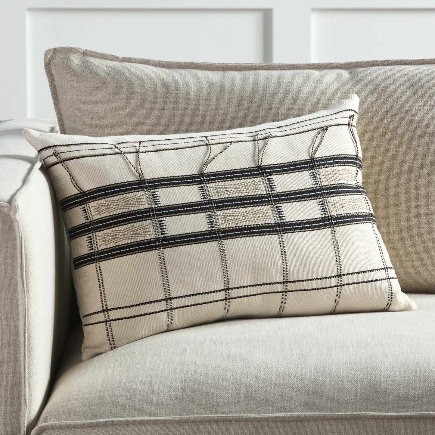 005 SI-2062041,SI-2062042,SI-2354761 | Closeup | Nagaland Pillow NGW19 Pillow by Jaipur Living in black, cream. Made from 100% cotton in a modern style.