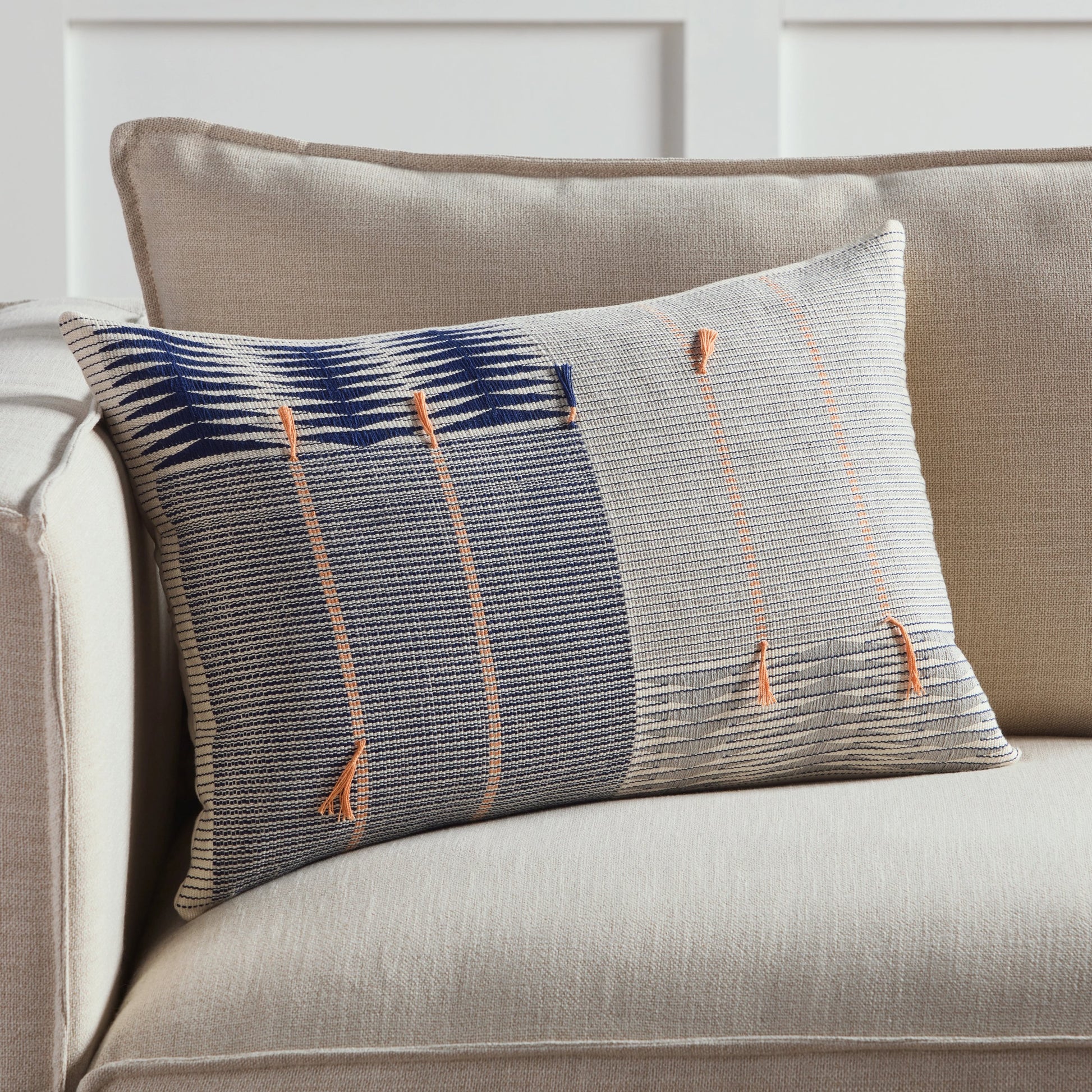 Nagaland Pillow NGW20 Pillow by Jaipur Living in navy, silver. Made from 100% cotton in a coastal style.