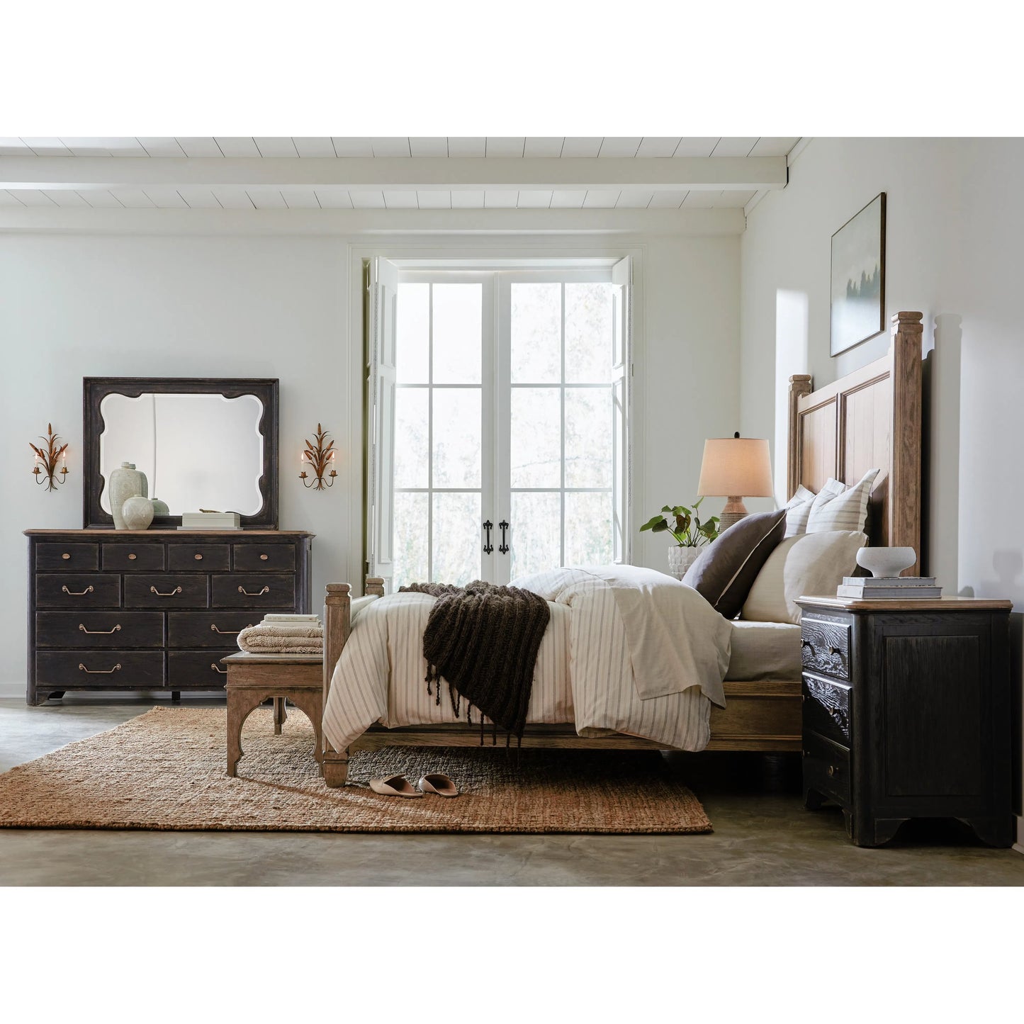 008 SI-2185806 | Lifestyle | Americana Bed Bench by Hooker Furniture in brown and honey finish. Made from oak veneers with solid-wood edge top in a traditional style.