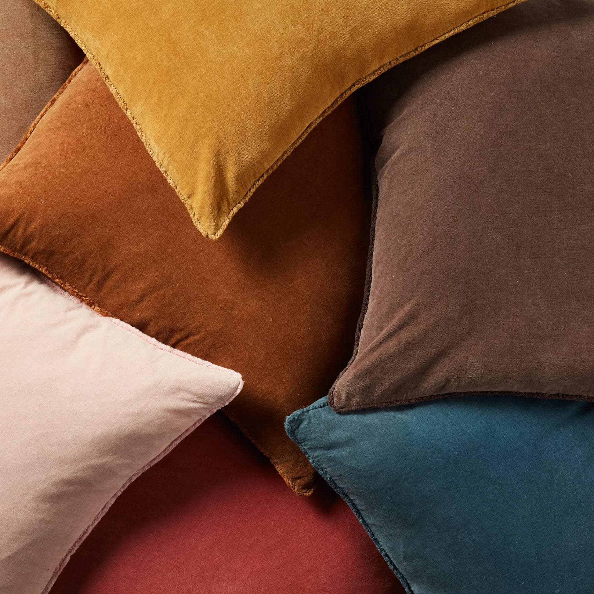 Nouveau NOU19 Pillow by Jaipur Living. Made from 100% cotton in a eclectic & global style.