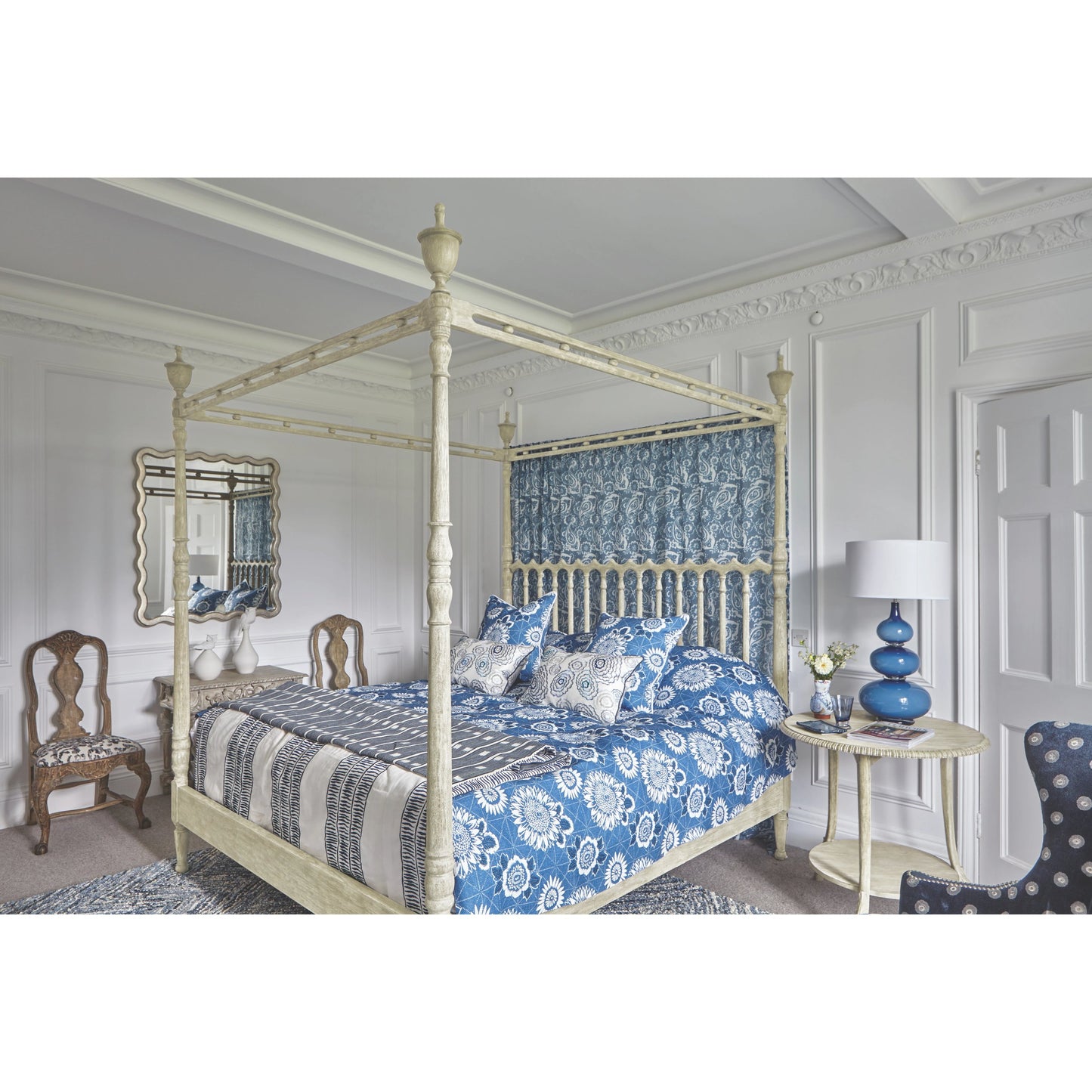 008 SR-846605 | Lifestyle | William Yeoward Morris King Bed by Jonathan Charles in grey and greyed oak. Made from oak in a cottage & farmhouse style.