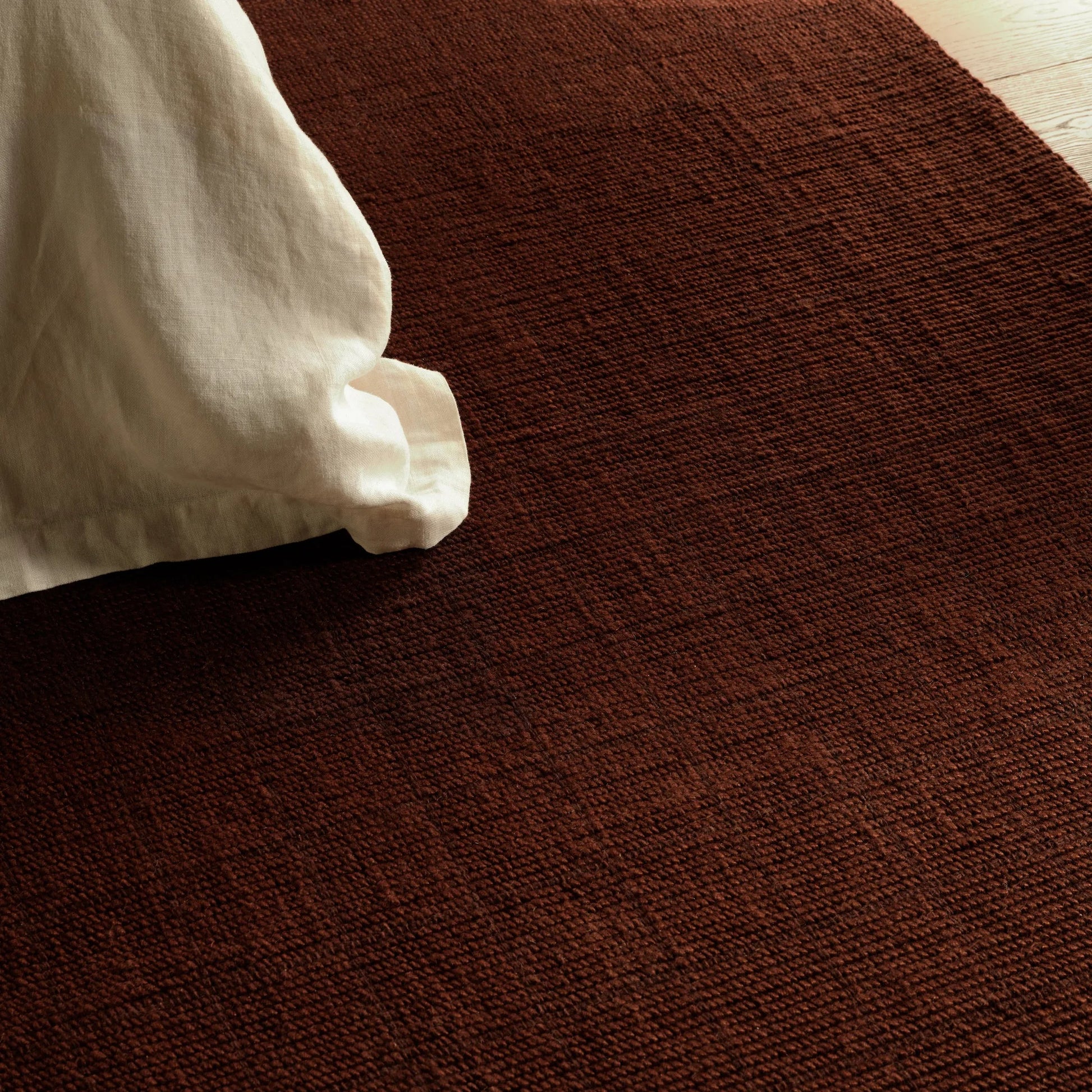 Oxford By Barclay Butera OBB05 Rug by Jaipur Living in red. Made from 50% wool 50% pet yarn in a unique style.