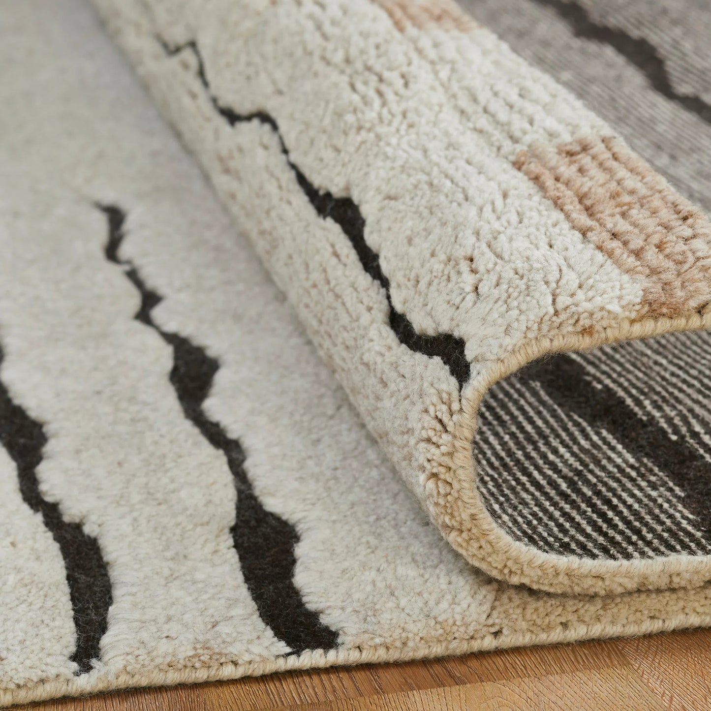 003 SI-2519655,SI-2519656,SI-2519657,SI-2519658,SI-2519659 | Closeup | Odyssey Rug - OD1830 by Kalaty in white. Made from wool in a unique style.