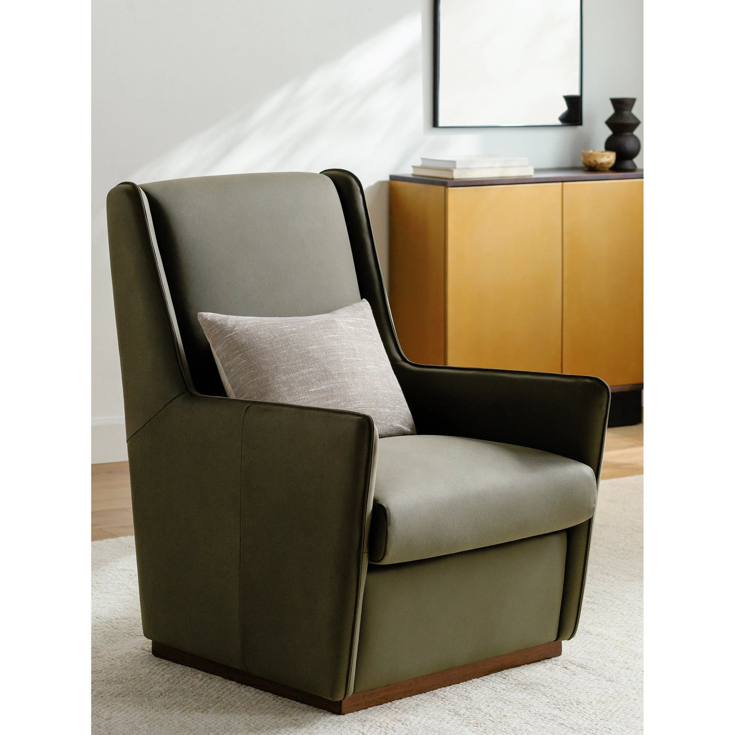 004 SI-2132474 | Lifestyle | Olivier - 525743 by Surya in olive, dark brown and lacquered. Made from upholstery: leather, base: rubber wood, fill: 70% polyurethane foam, 30% mixed feather in a modern style.