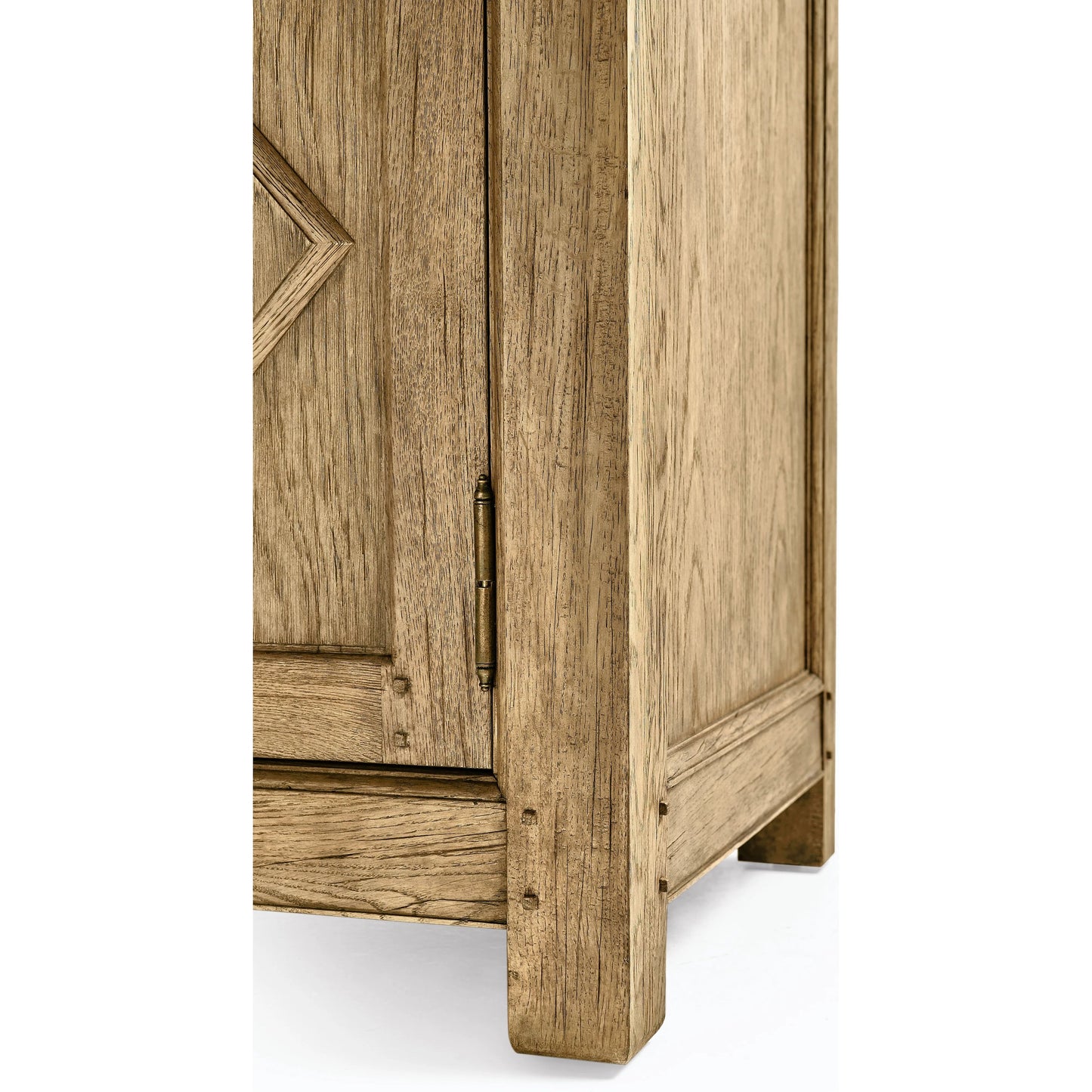 007 SI-2186319 | Closeup | Timeless Eon Rustic French Credenza by Jonathan Charles in brown and stripped brown chestnut. Made from oak in a modern style.