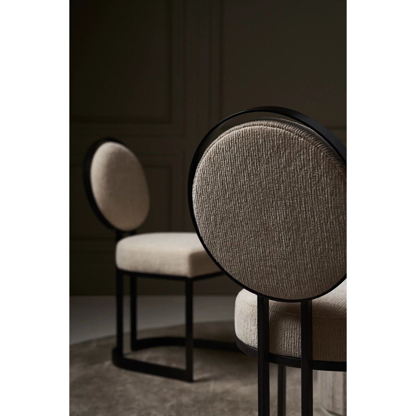 005 SI-2533147 | Closeup | La Lune (Set of 2) by Caracole in chocolate bronze. Made from metal in a modern style.
