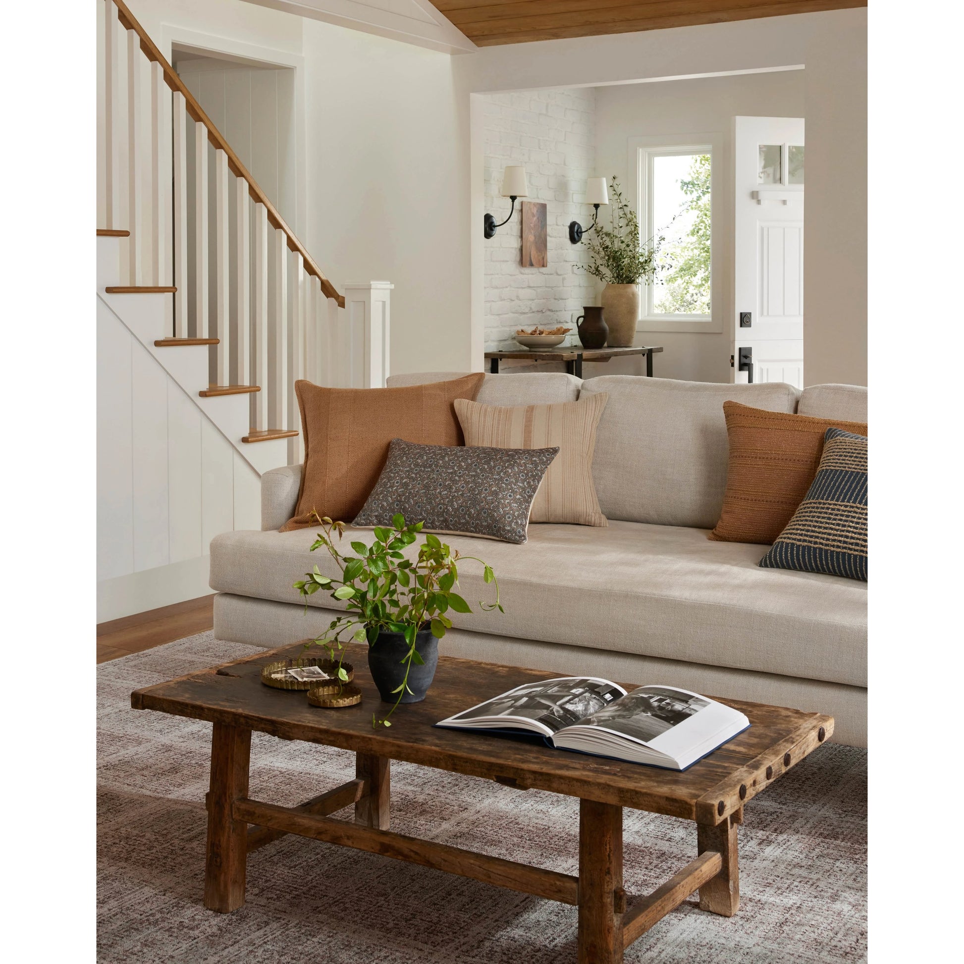 PAR0019 Pillow by Angela Rose x Loloi. Made from polyester / cotton in a modern style.