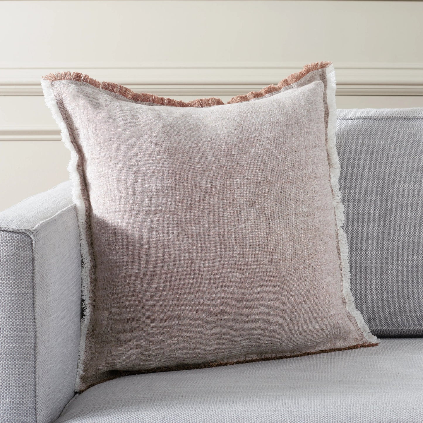 004 SI-2186010 | Lifestyle | Grand Pillow by HedgeApple Essentials in blush, white. Made from linen, zipper, 100% virgin quality vacuum packed filler in a modern style.