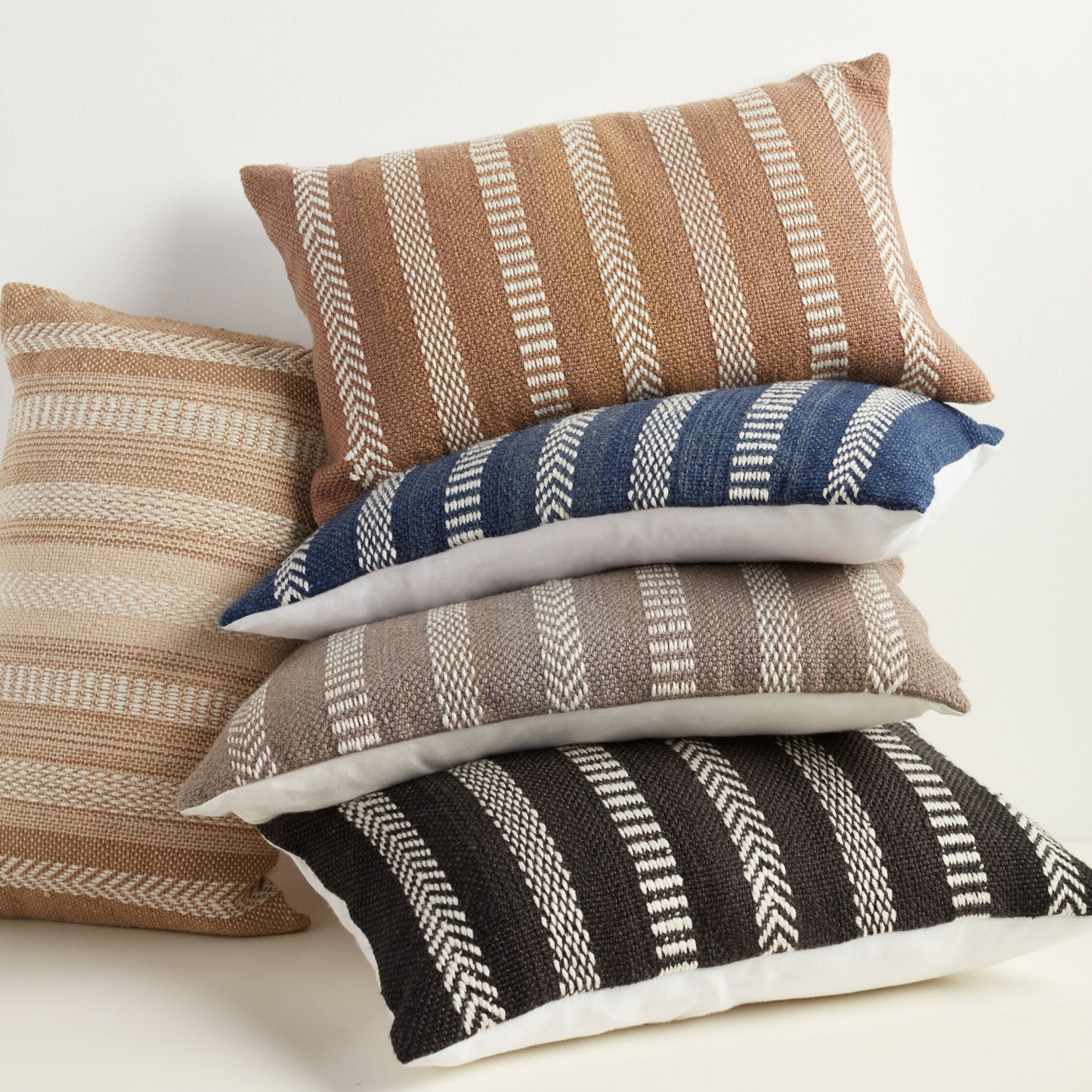 015 SI-1782131 | Closeup | Pampas PMP01 Indoor/Outdoor Pillow by Jaipur Living. Made from 100% polyester in a cottage & farmhouse style.