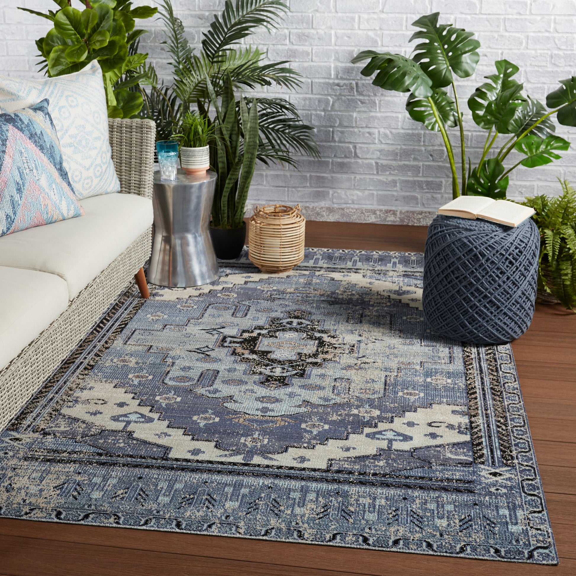 Polaris POL44 Indoor/Outdoor Rug by Jaipur Living. Made from 100% polypropylene in a unique style.