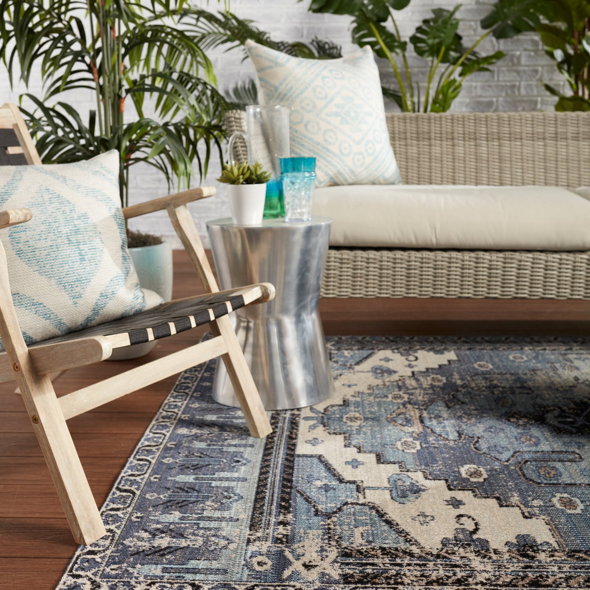 Polaris POL44 Indoor/Outdoor Rug by Jaipur Living. Made from 100% polypropylene in a unique style.