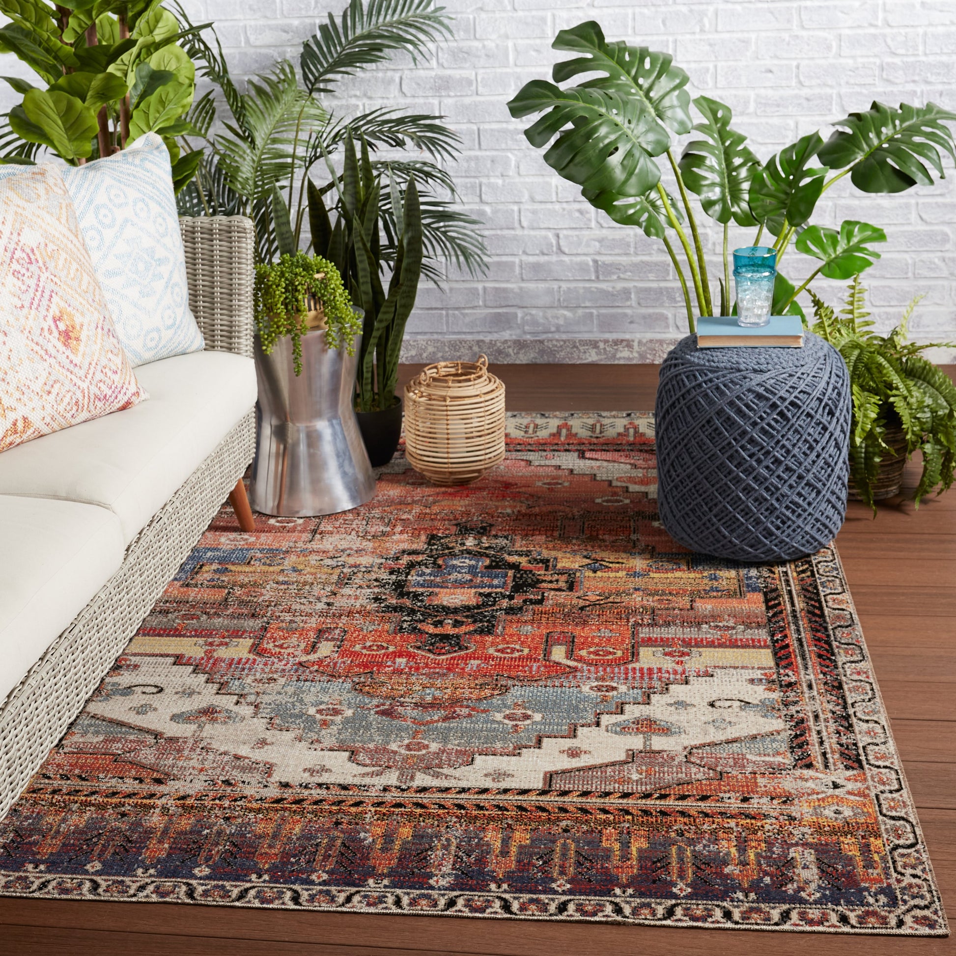 Polaris POL44 Indoor/Outdoor Rug by Jaipur Living. Made from 100% polypropylene in a unique style.