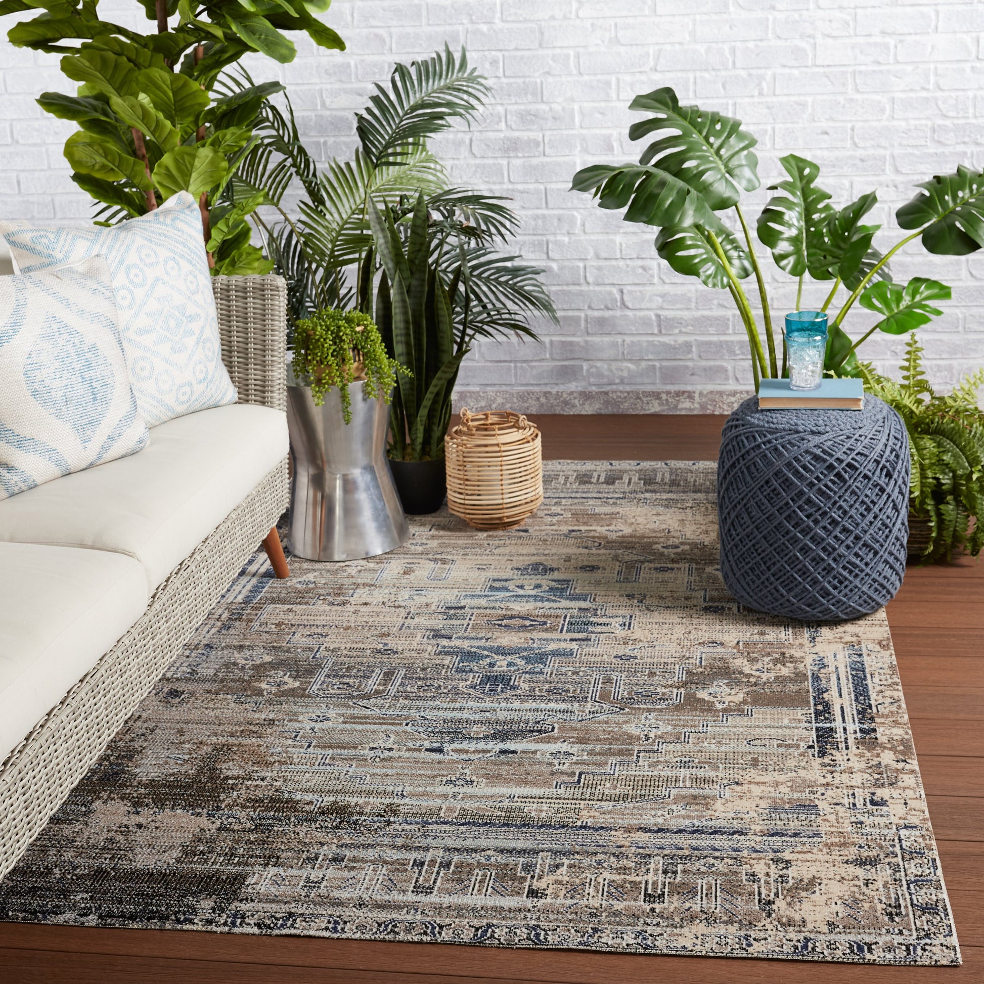 Polaris POL44 Indoor/Outdoor Rug by Jaipur Living. Made from 100% polypropylene in a unique style.