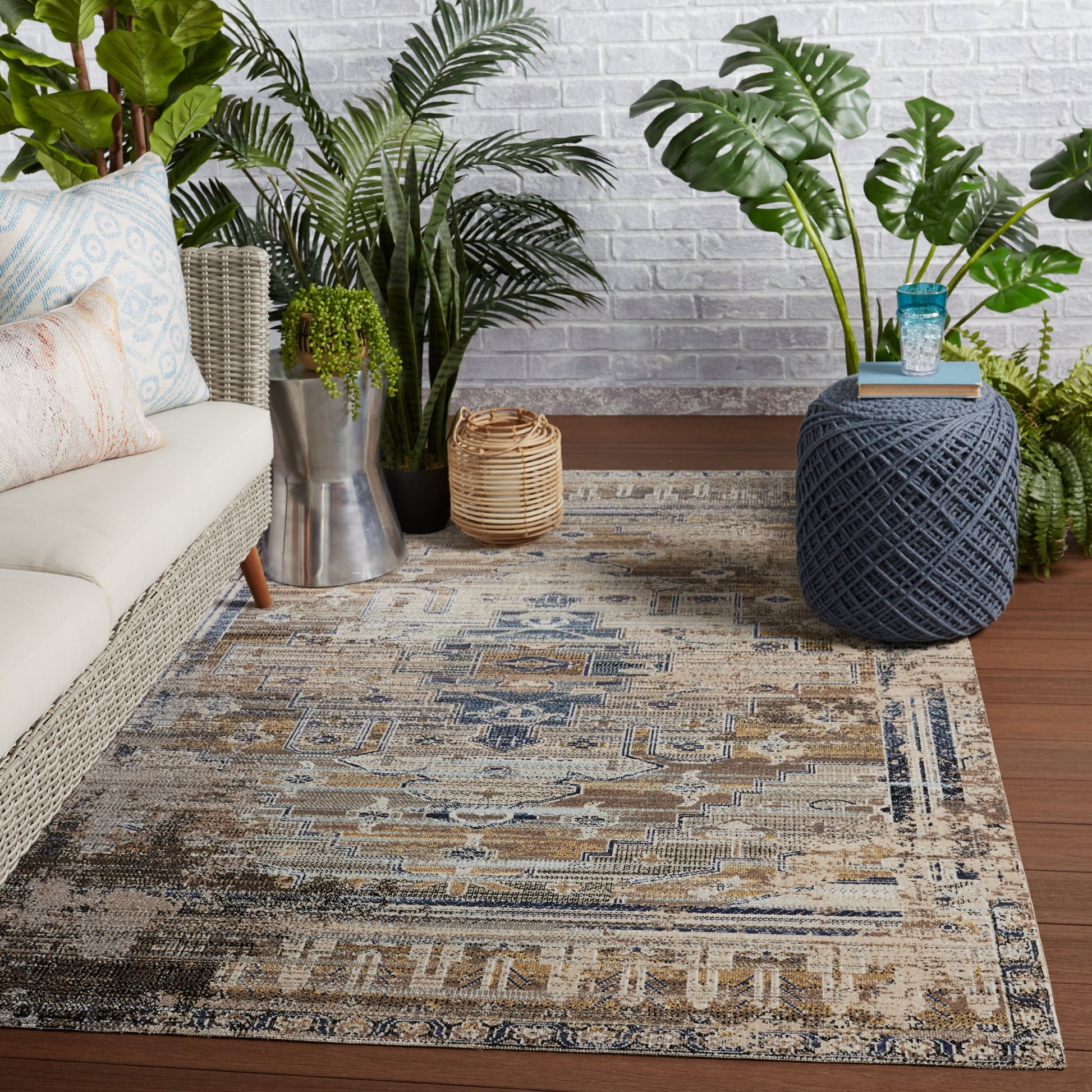 Polaris POL44 Indoor/Outdoor Rug by Jaipur Living. Made from 100% polypropylene in a unique style.