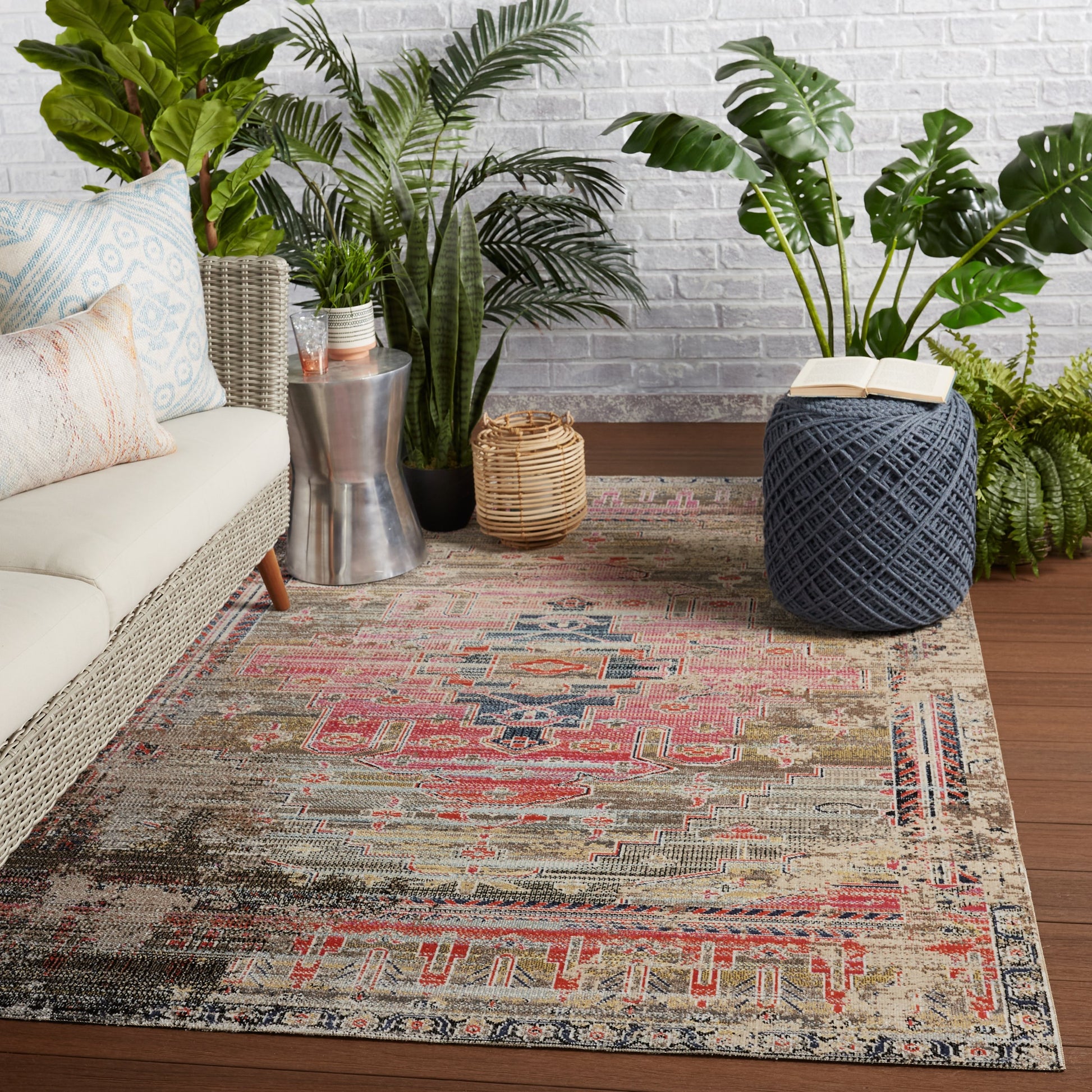 Polaris POL44 Indoor/Outdoor Rug by Jaipur Living. Made from 100% polypropylene in a unique style.