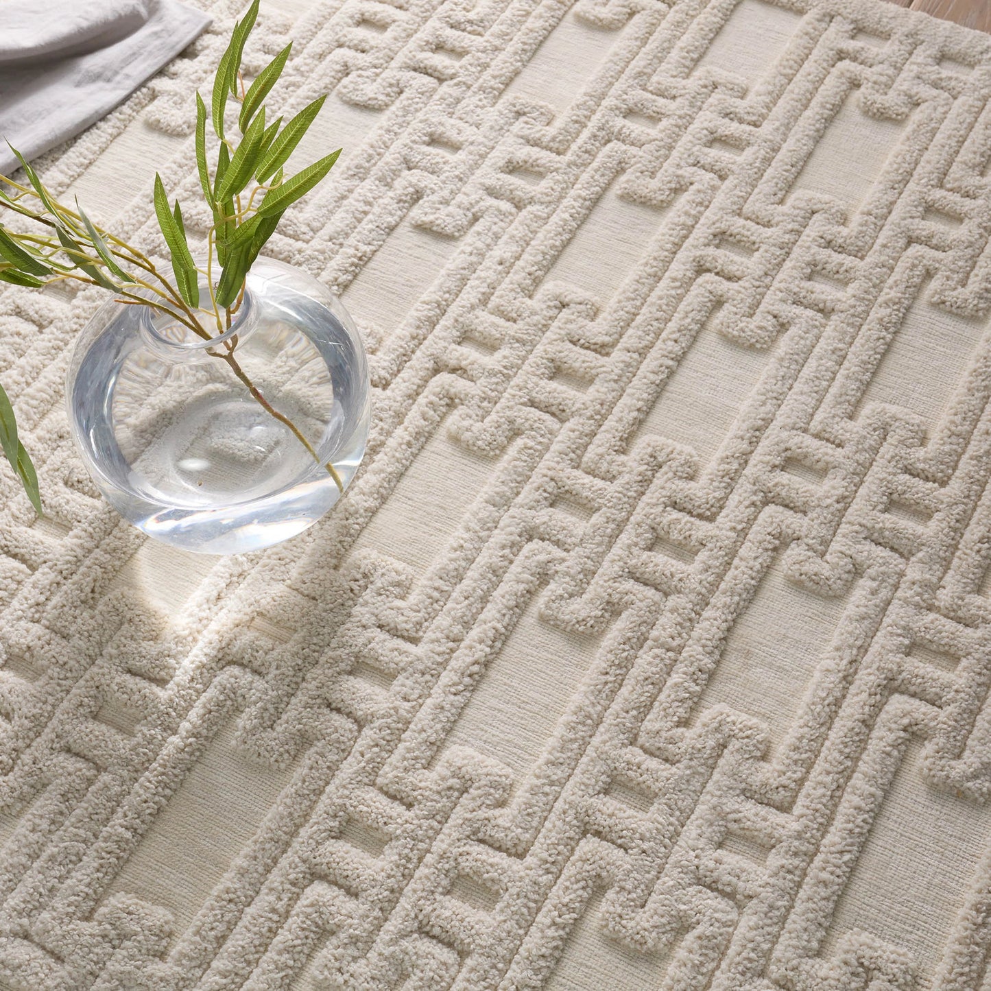 007 SI-2015172,SI-2015173,SI-2015174,SI-2015175,SI-2015176,SI-2386392 | Closeup | Petros PTR03 Rug by Jaipur Living in cream. Made from unique in a unique style.
