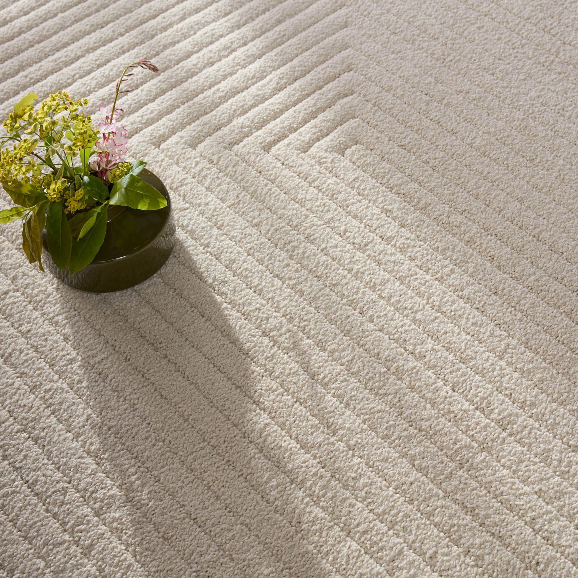 Petros PTR06 Rug by Jaipur Living in cream. Made from 100% polyester in a unique style.